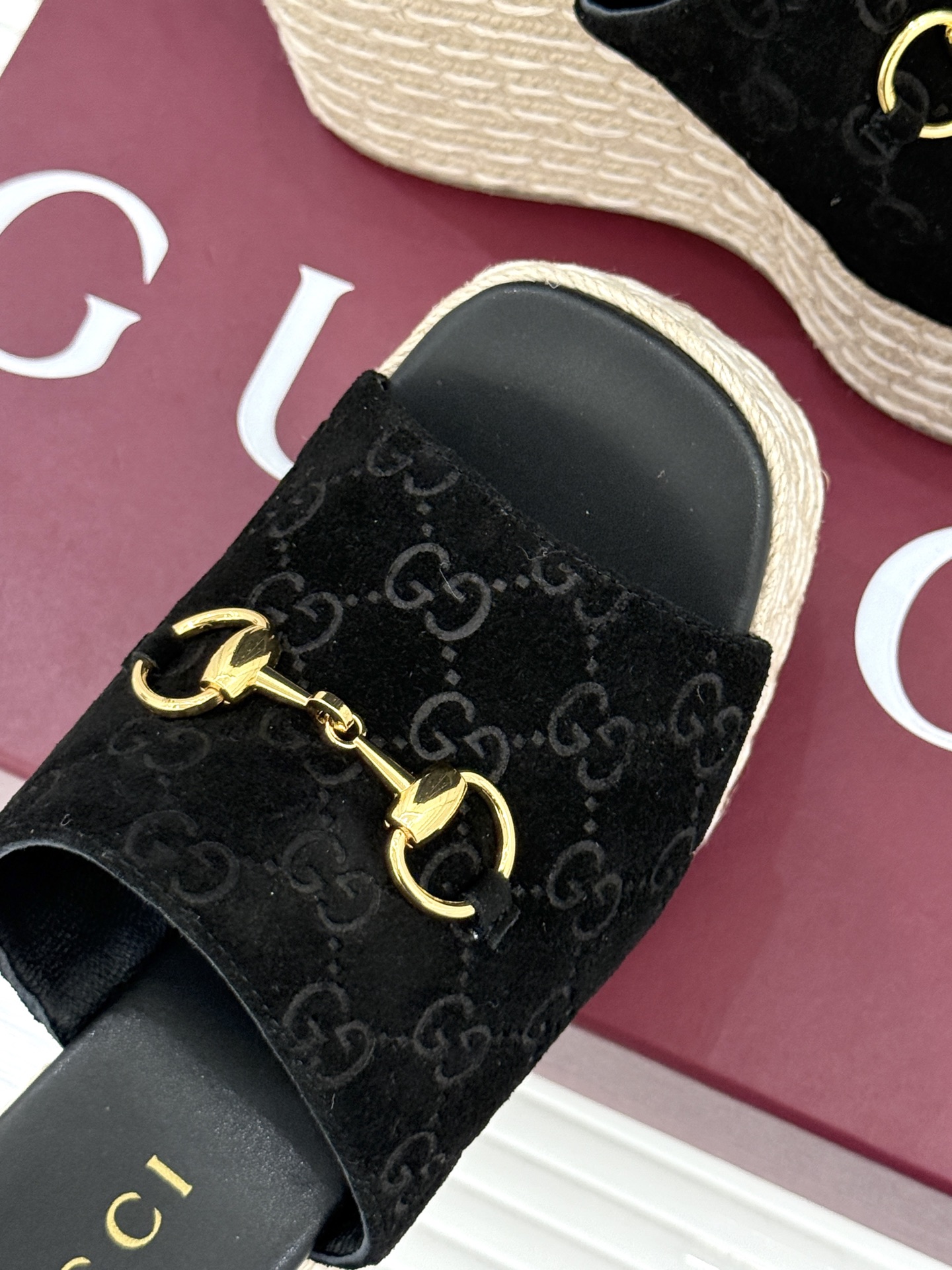 Gucci/古驰26WF新品马衔扣厚底坡跟鱼嘴拖鞋以马术基因碰撞夏日松弛感。标志性浅金马衔扣缀于鞋身复刻