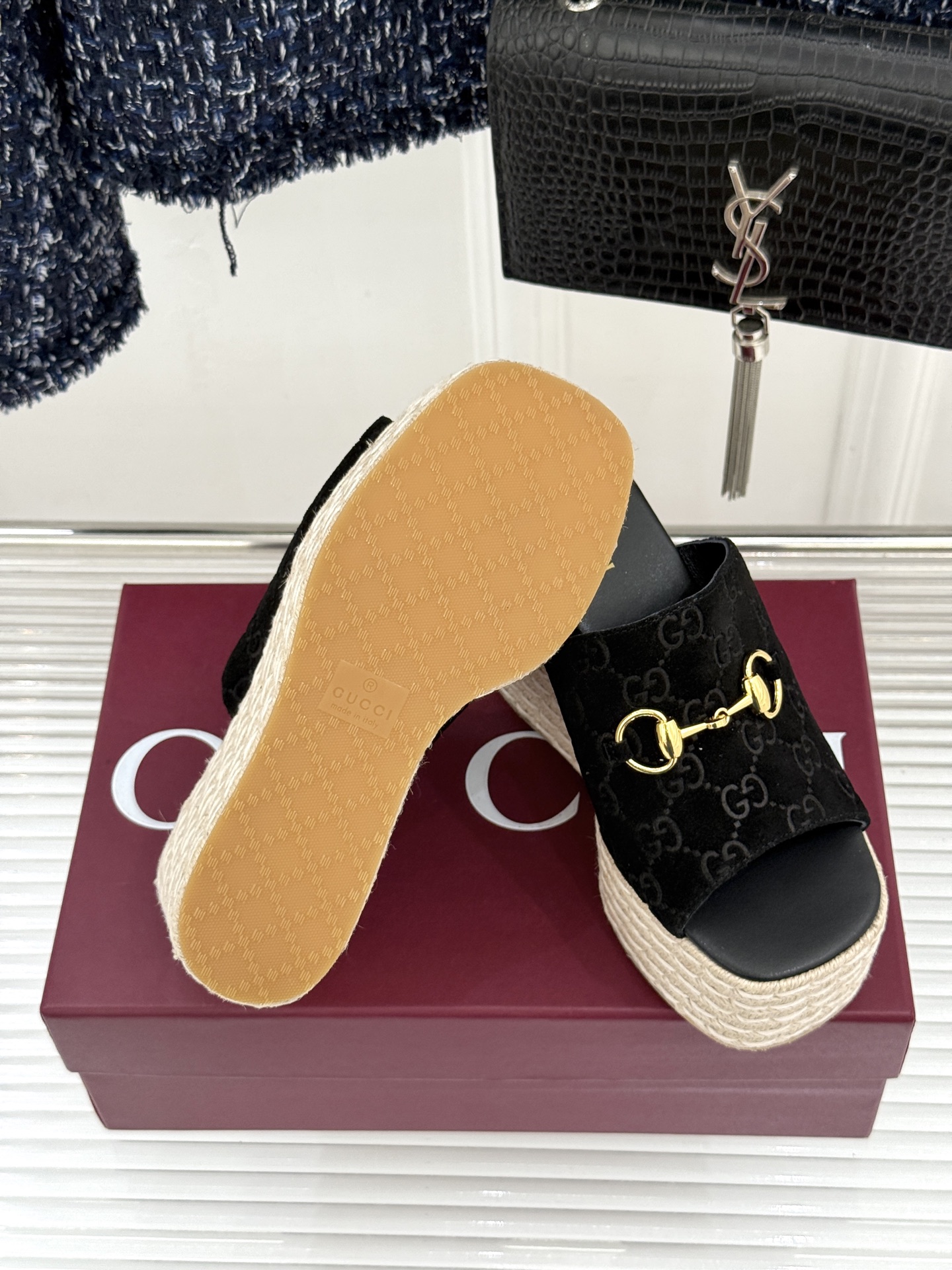 Gucci/古驰26WF新品马衔扣厚底坡跟鱼嘴拖鞋以马术基因碰撞夏日松弛感。标志性浅金马衔扣缀于鞋身复刻