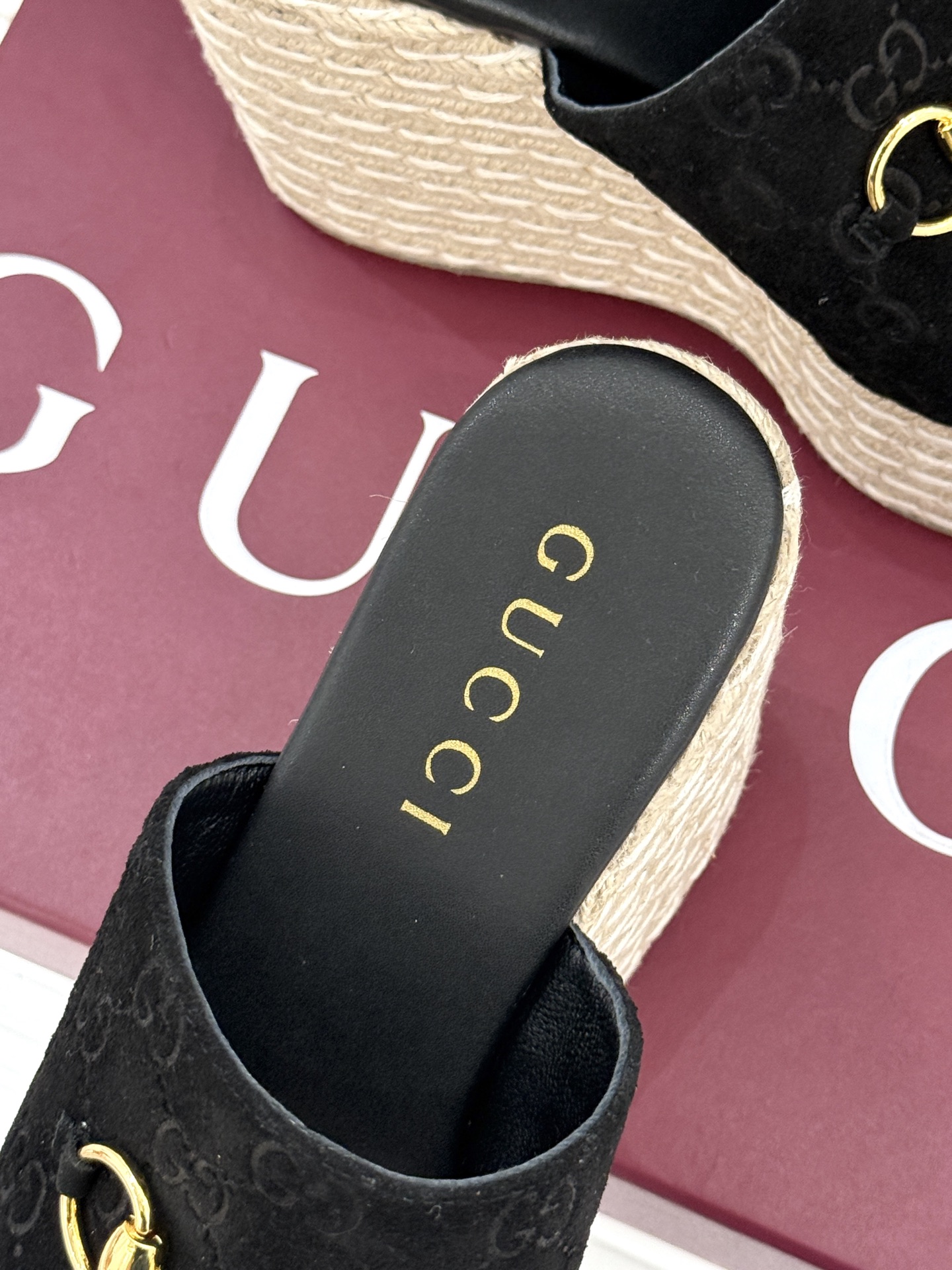 Gucci/古驰26WF新品马衔扣厚底坡跟鱼嘴拖鞋以马术基因碰撞夏日松弛感。标志性浅金马衔扣缀于鞋身复刻