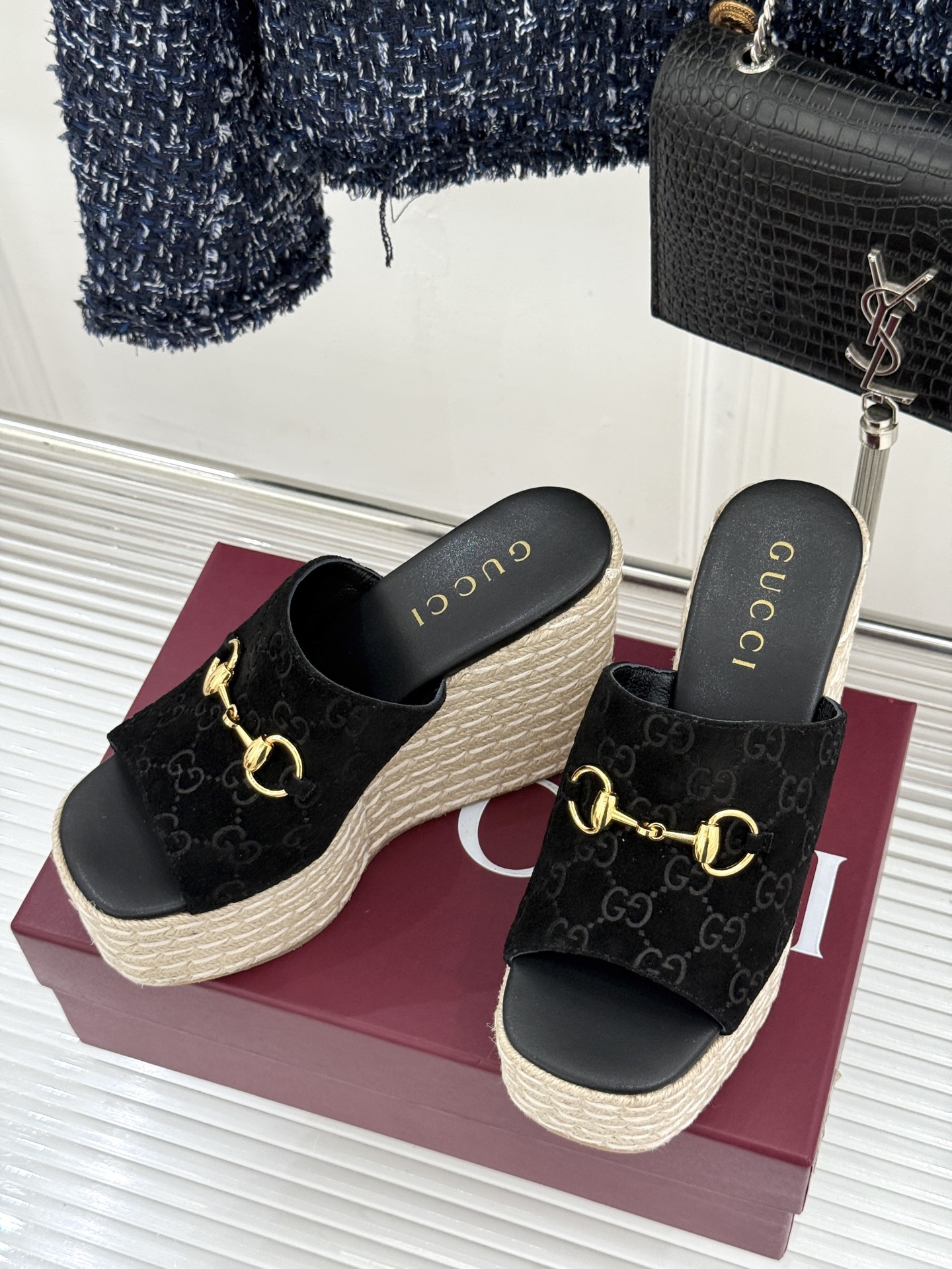 Gucci/古驰26WF新品马衔扣厚底坡跟鱼嘴拖鞋以马术基因碰撞夏日松弛感。标志性浅金马衔扣缀于鞋身复刻