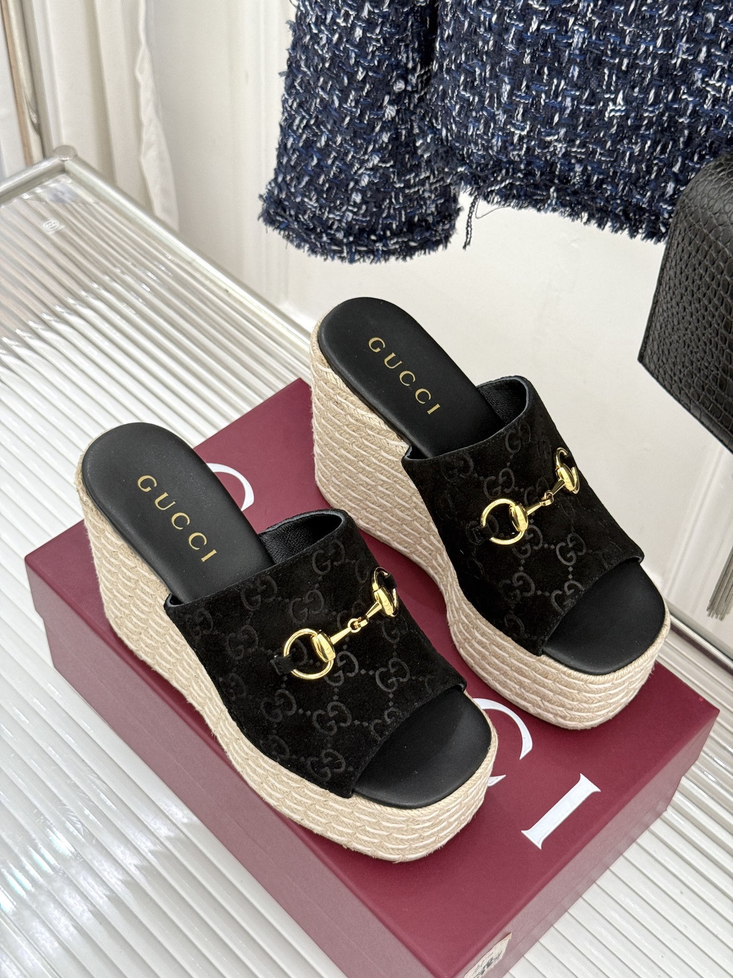 Gucci/古驰26WF新品马衔扣厚底坡跟鱼嘴拖鞋以马术基因碰撞夏日松弛感。标志性浅金马衔扣缀于鞋身复刻