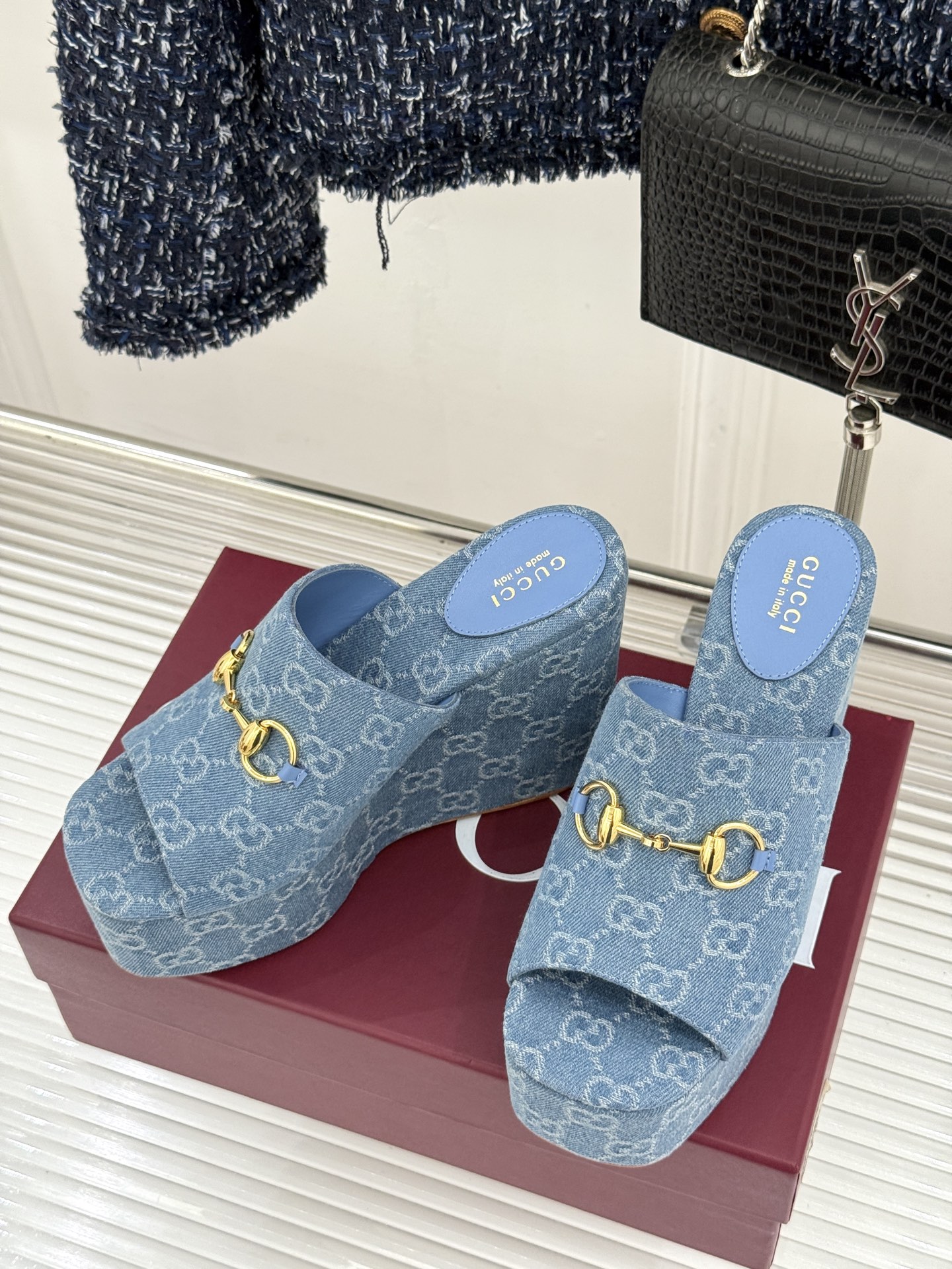 Gucci/古驰26WF新品马衔扣厚底坡跟鱼嘴拖鞋以马术基因碰撞夏日松弛感。标志性浅金马衔扣缀于鞋身复刻