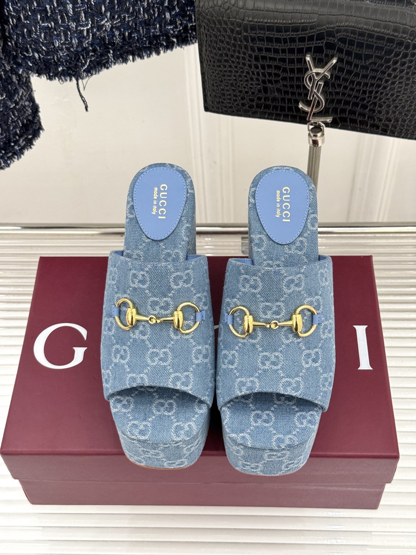 Gucci/古驰26WF新品马衔扣厚底坡跟鱼嘴拖鞋以马术基因碰撞夏日松弛感。标志性浅金马衔扣缀于鞋身复刻