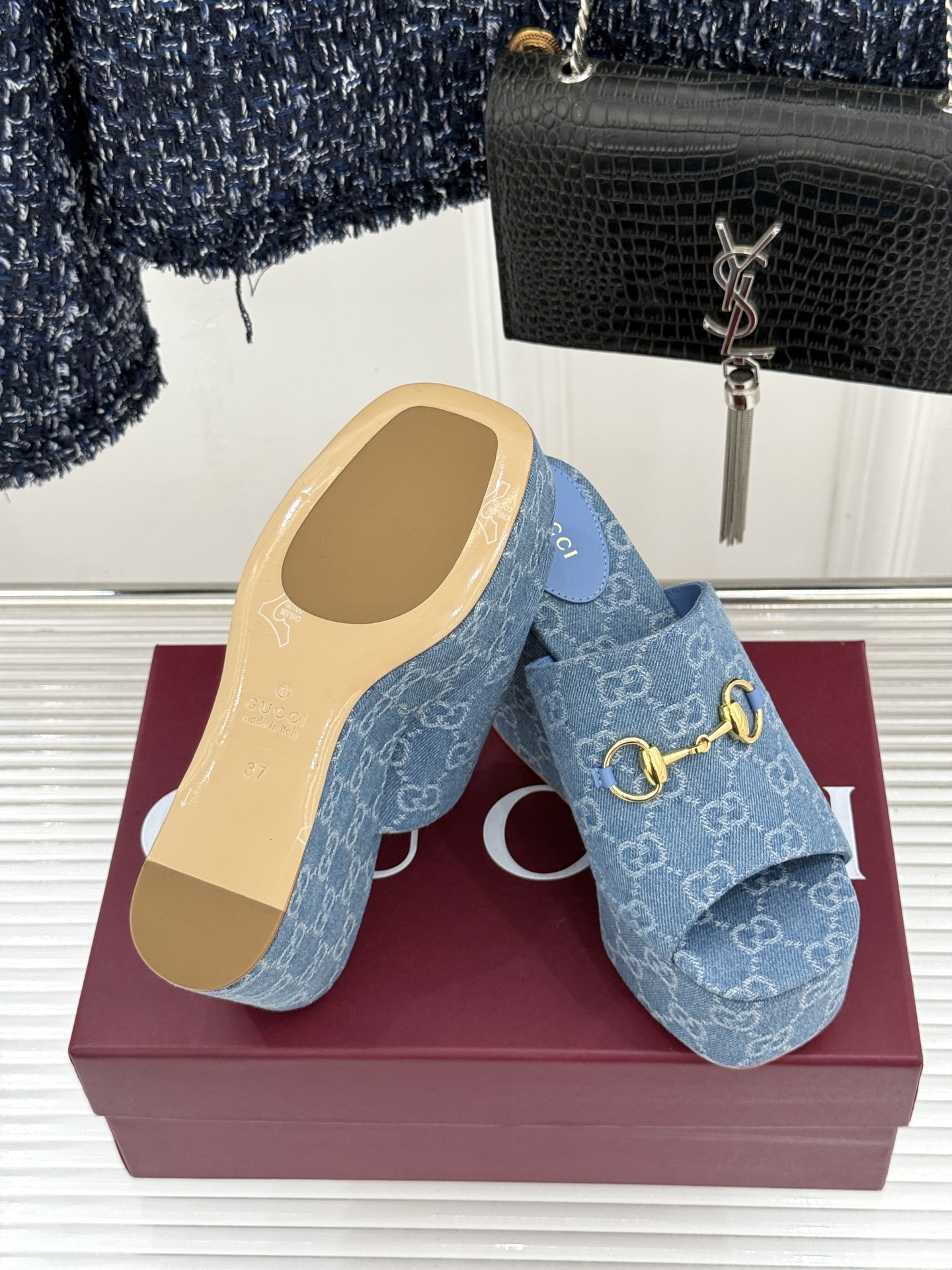 Gucci/古驰26WF新品马衔扣厚底坡跟鱼嘴拖鞋以马术基因碰撞夏日松弛感。标志性浅金马衔扣缀于鞋身复刻