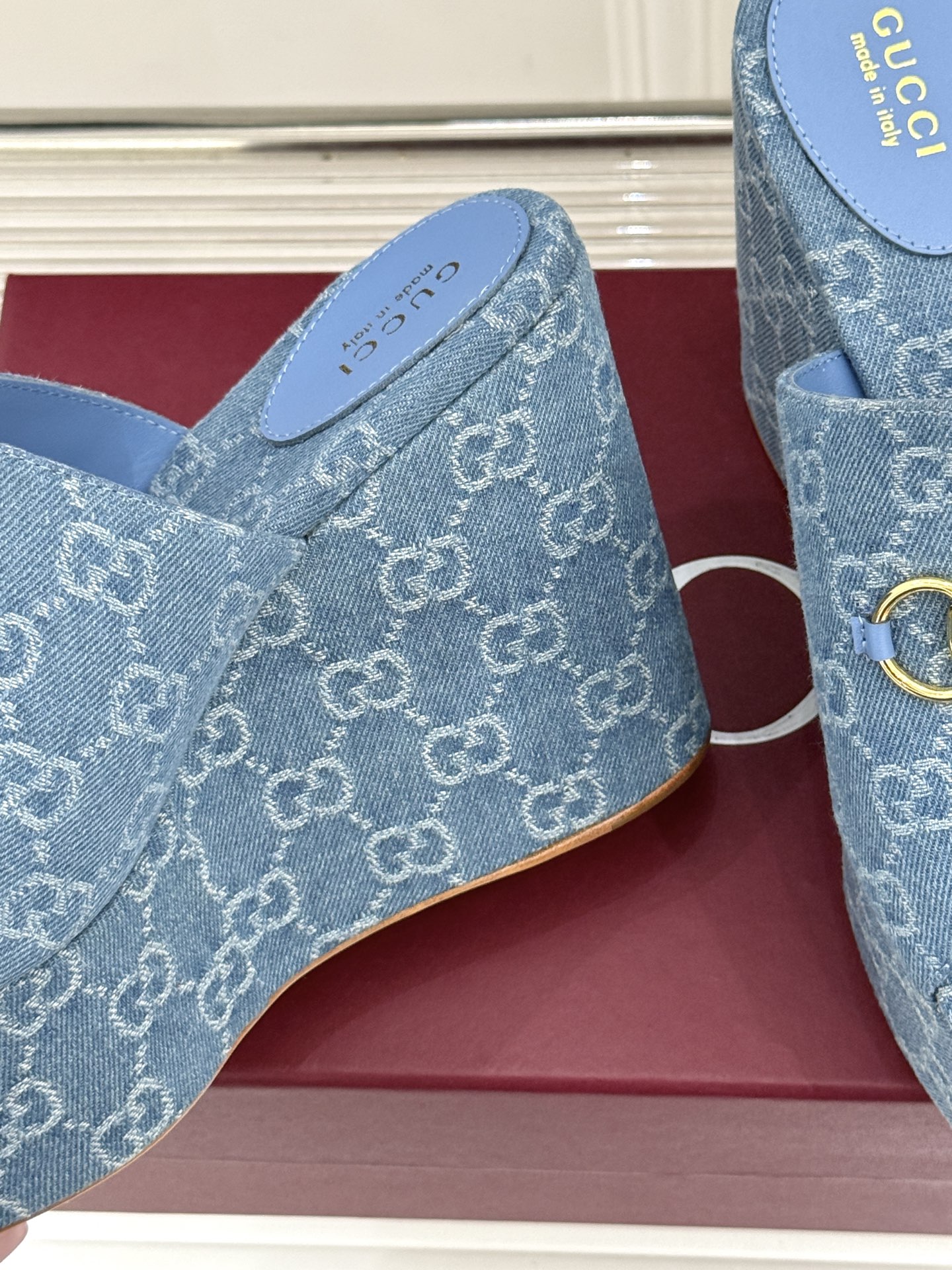 Gucci/古驰26WF新品马衔扣厚底坡跟鱼嘴拖鞋以马术基因碰撞夏日松弛感。标志性浅金马衔扣缀于鞋身复刻