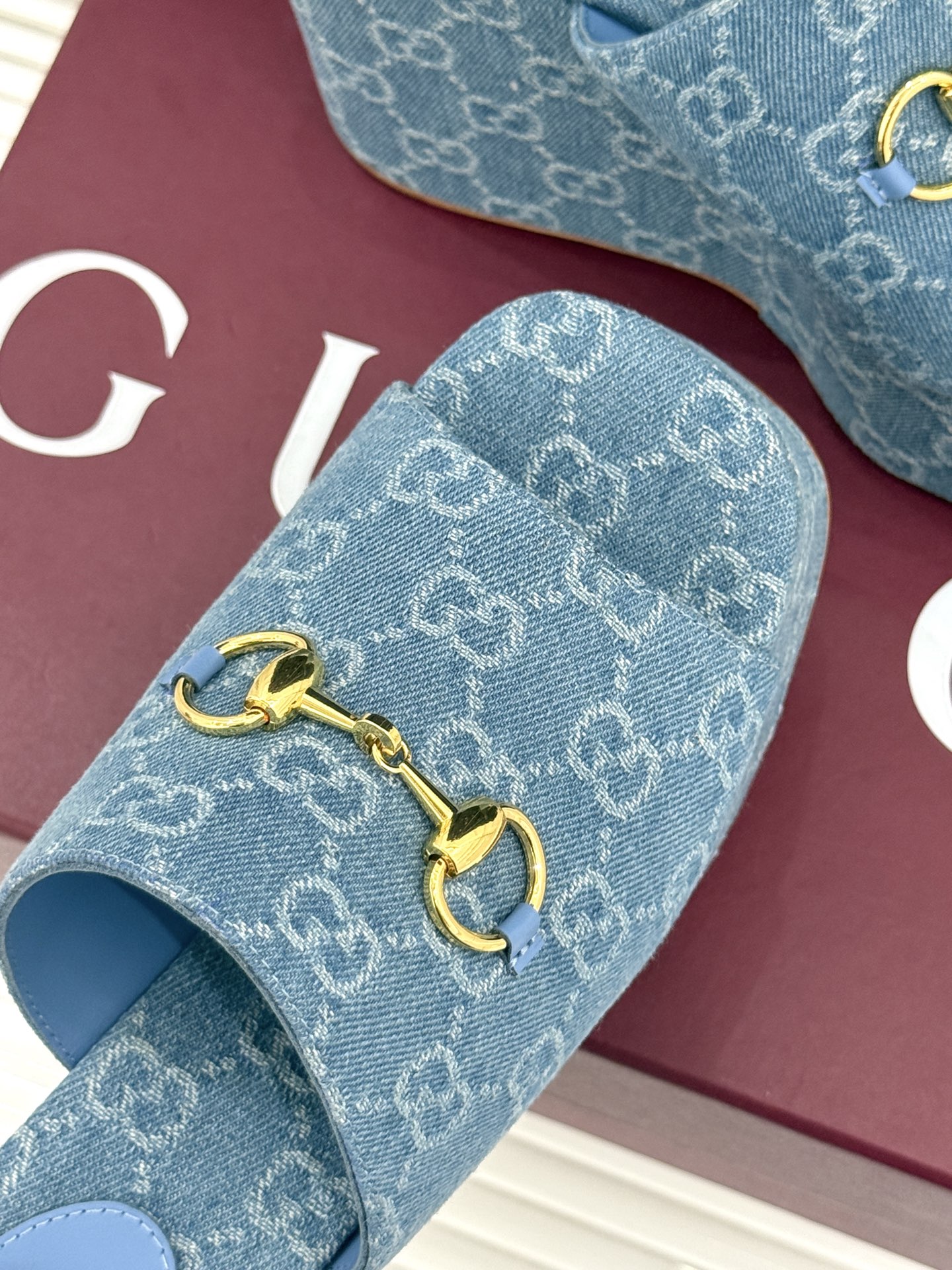 Gucci/古驰26WF新品马衔扣厚底坡跟鱼嘴拖鞋以马术基因碰撞夏日松弛感。标志性浅金马衔扣缀于鞋身复刻
