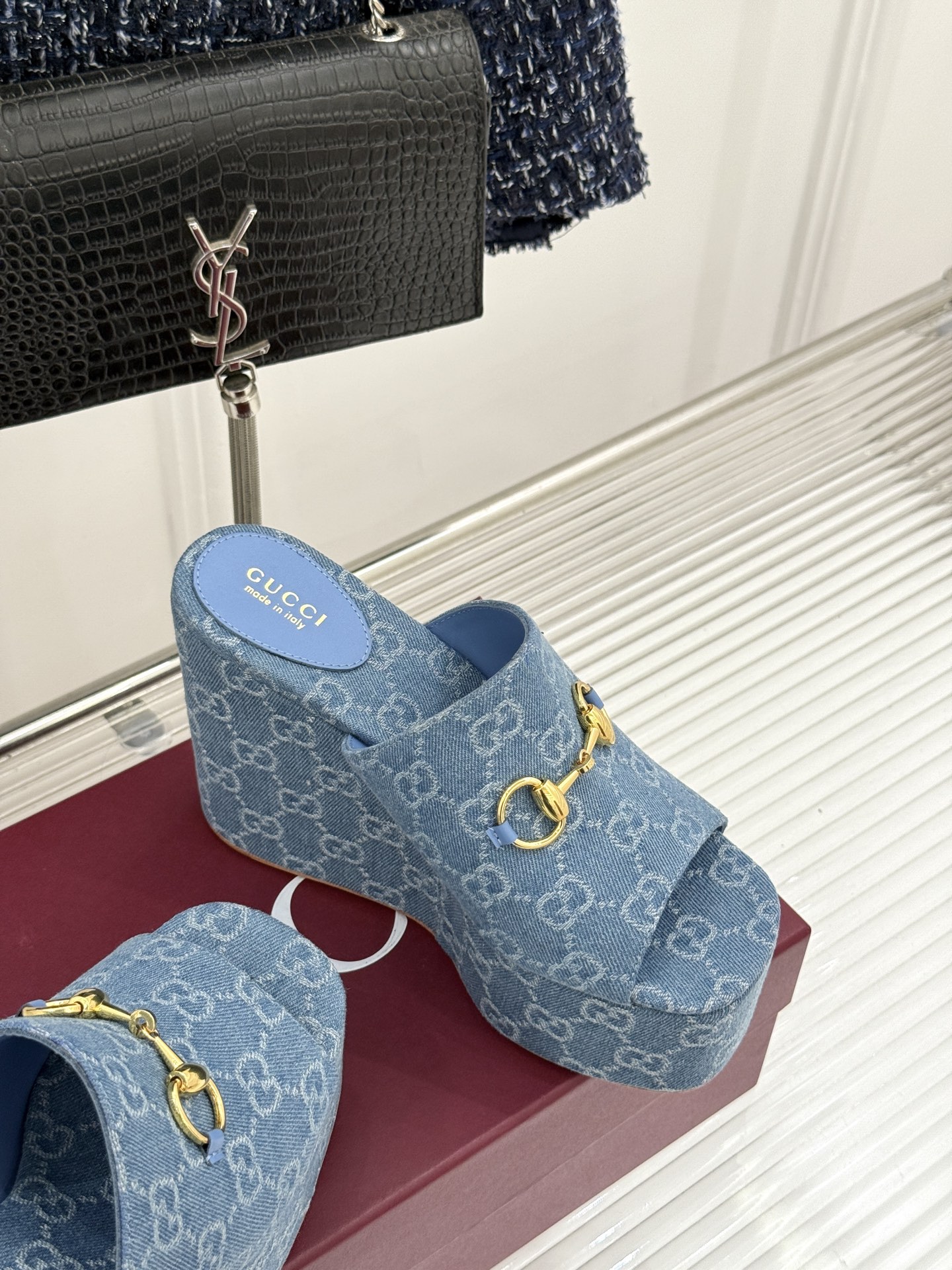 Gucci/古驰26WF新品马衔扣厚底坡跟鱼嘴拖鞋以马术基因碰撞夏日松弛感。标志性浅金马衔扣缀于鞋身复刻