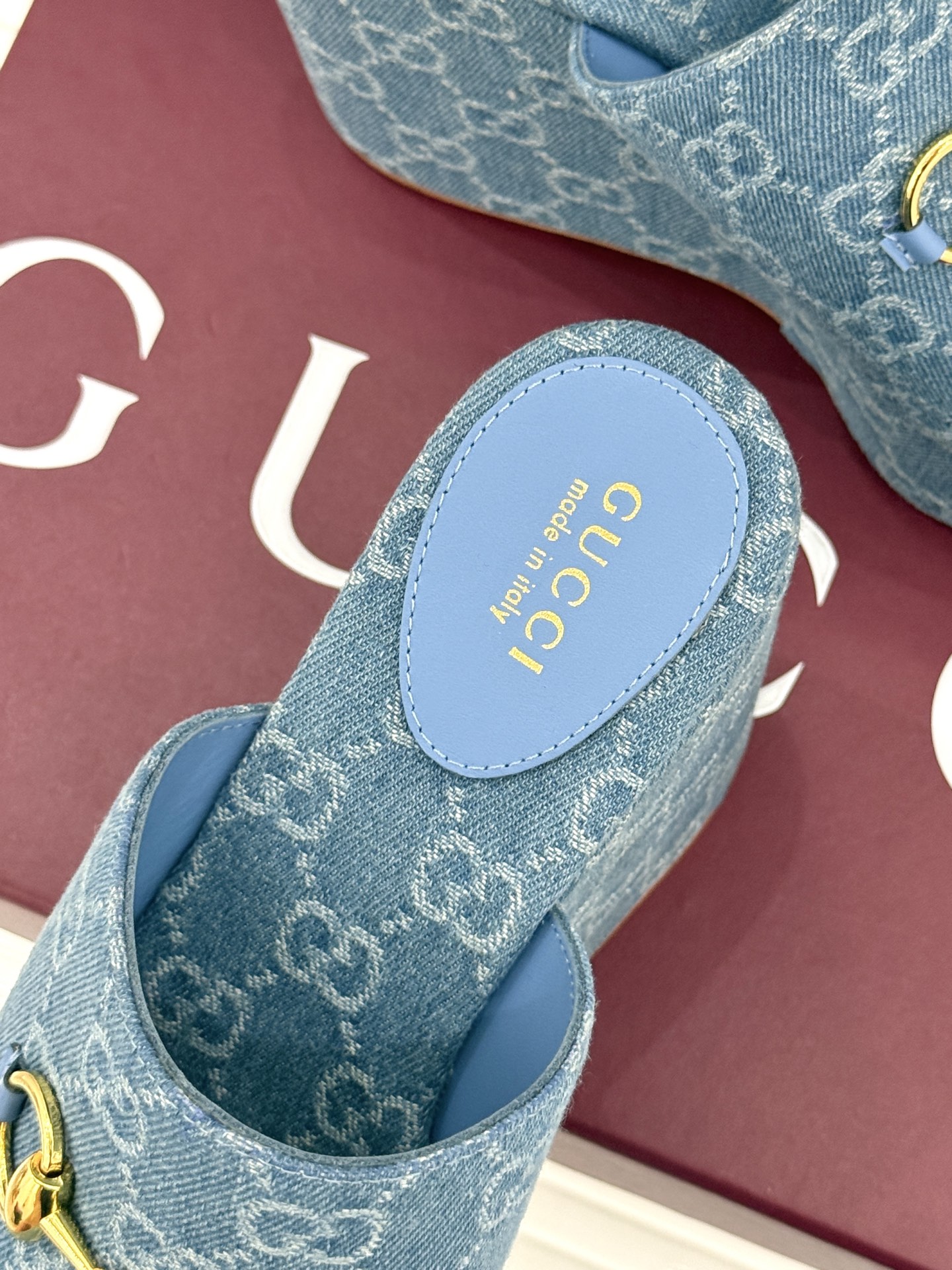 Gucci/古驰26WF新品马衔扣厚底坡跟鱼嘴拖鞋以马术基因碰撞夏日松弛感。标志性浅金马衔扣缀于鞋身复刻