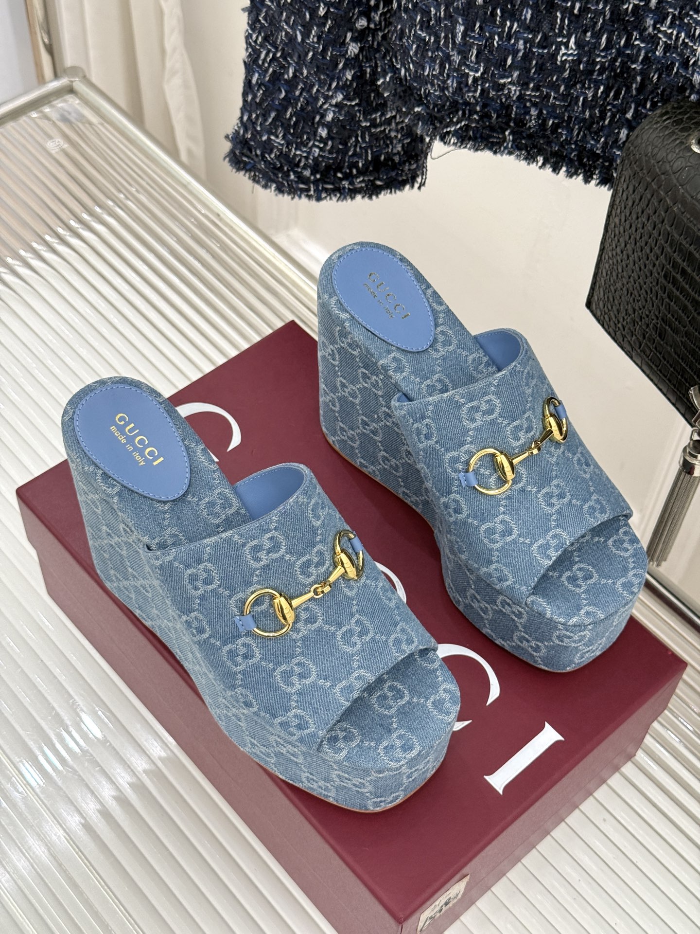 Gucci/古驰26WF新品马衔扣厚底坡跟鱼嘴拖鞋以马术基因碰撞夏日松弛感。标志性浅金马衔扣缀于鞋身复刻