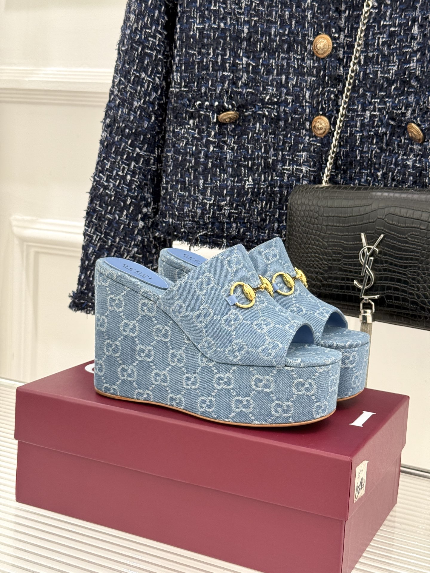 Gucci/古驰26WF新品马衔扣厚底坡跟鱼嘴拖鞋以马术基因碰撞夏日松弛感。标志性浅金马衔扣缀于鞋身复刻