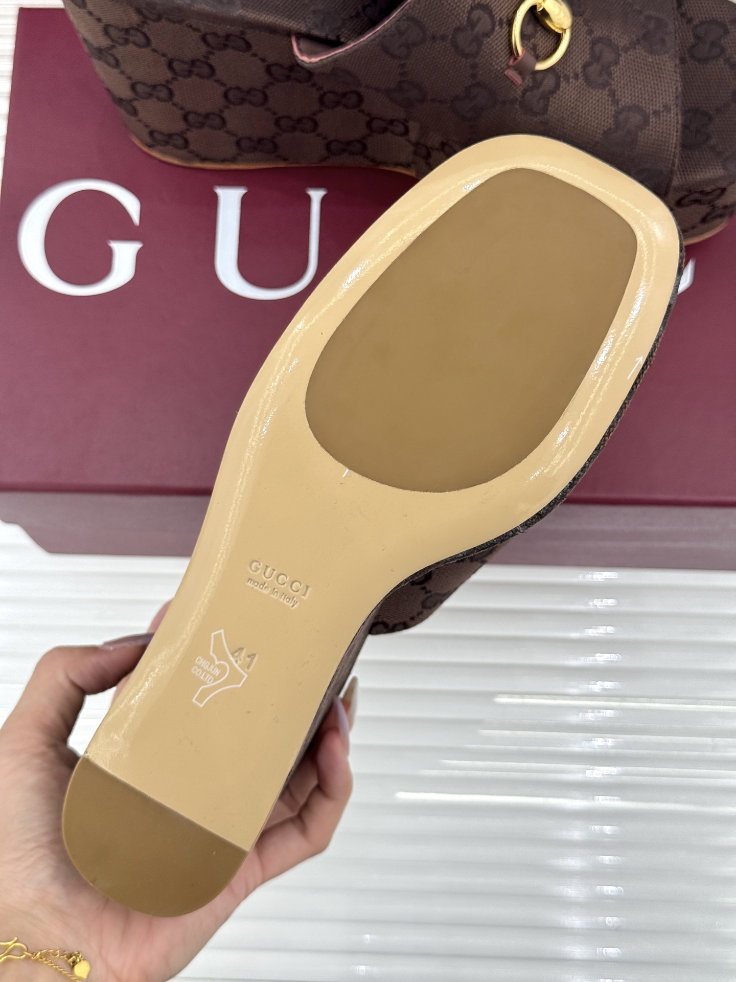 Gucci/古驰26WF新品马衔扣厚底坡跟鱼嘴拖鞋以马术基因碰撞夏日松弛感。标志性浅金马衔扣缀于鞋身复刻