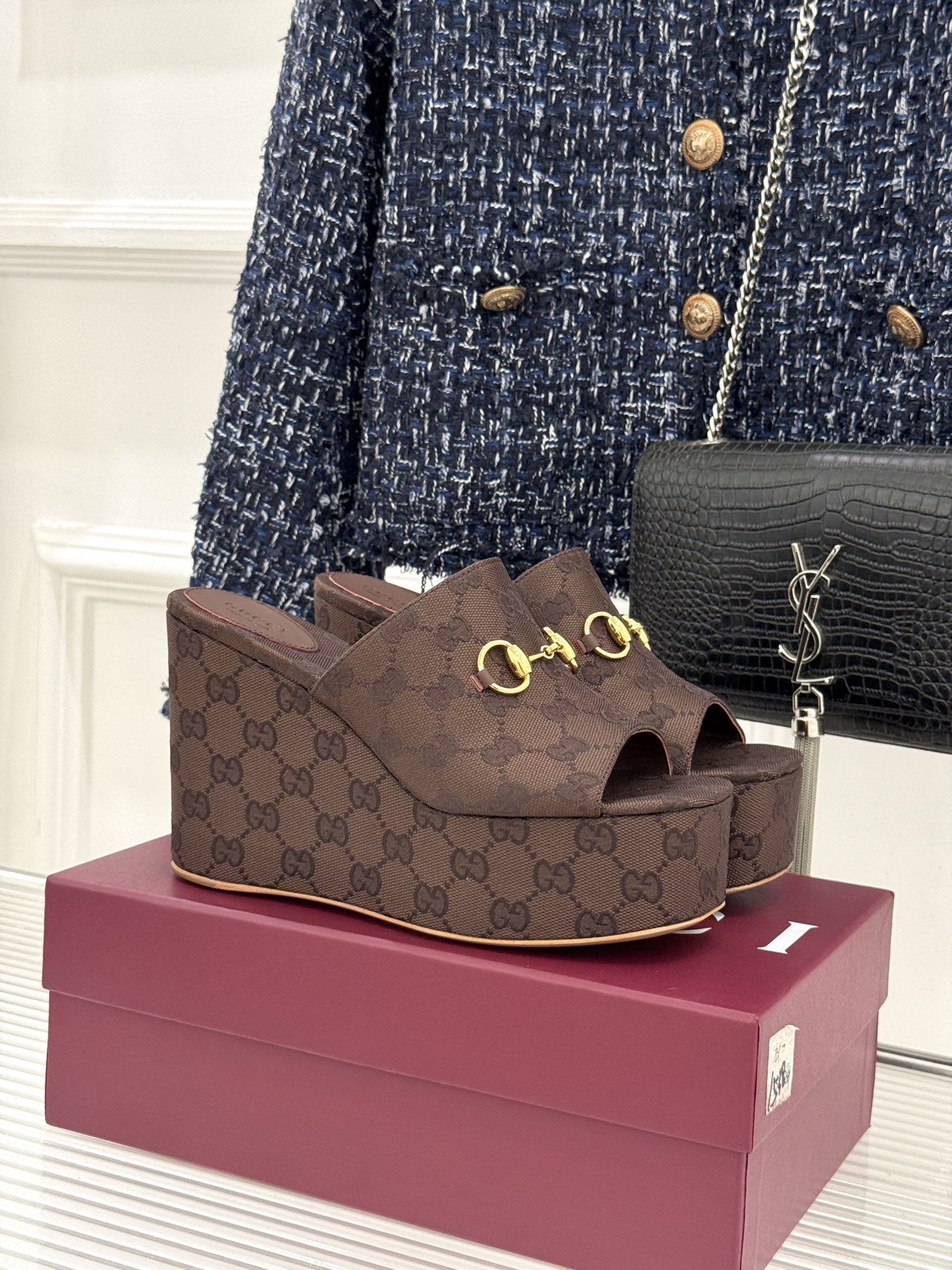 Gucci/古驰26WF新品马衔扣厚底坡跟鱼嘴拖鞋以马术基因碰撞夏日松弛感。标志性浅金马衔扣缀于鞋身复刻