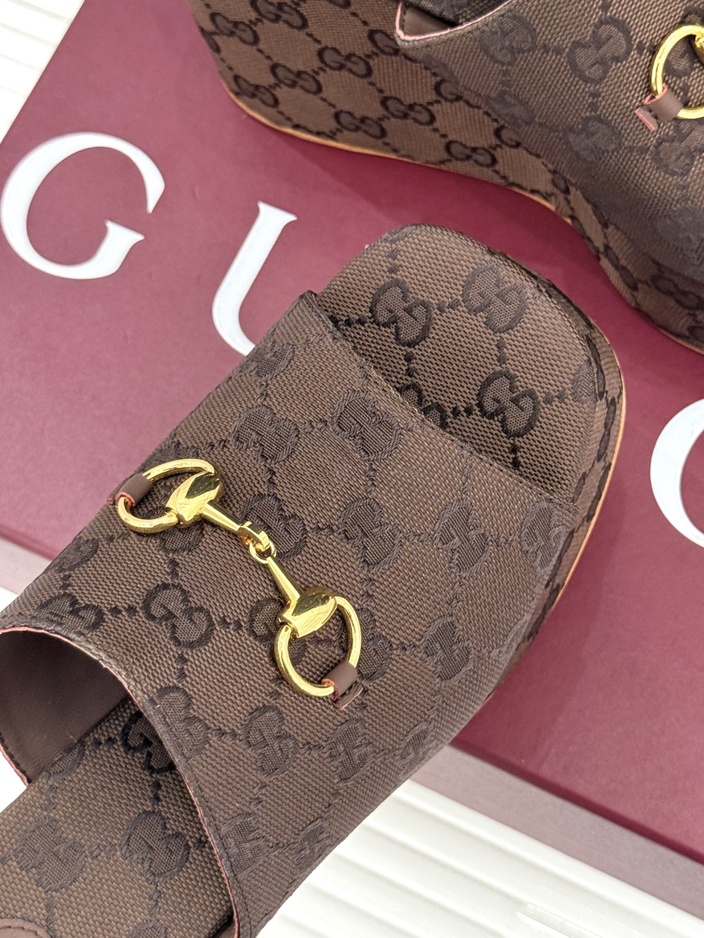 Gucci/古驰26WF新品马衔扣厚底坡跟鱼嘴拖鞋以马术基因碰撞夏日松弛感。标志性浅金马衔扣缀于鞋身复刻