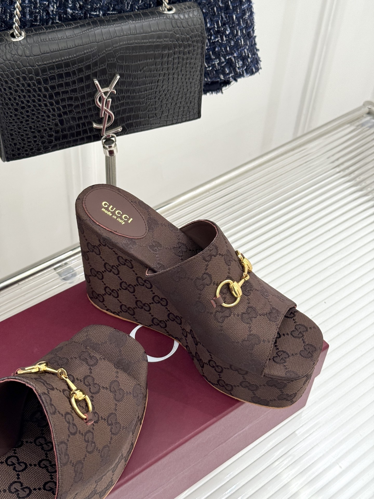 Gucci/古驰26WF新品马衔扣厚底坡跟鱼嘴拖鞋以马术基因碰撞夏日松弛感。标志性浅金马衔扣缀于鞋身复刻