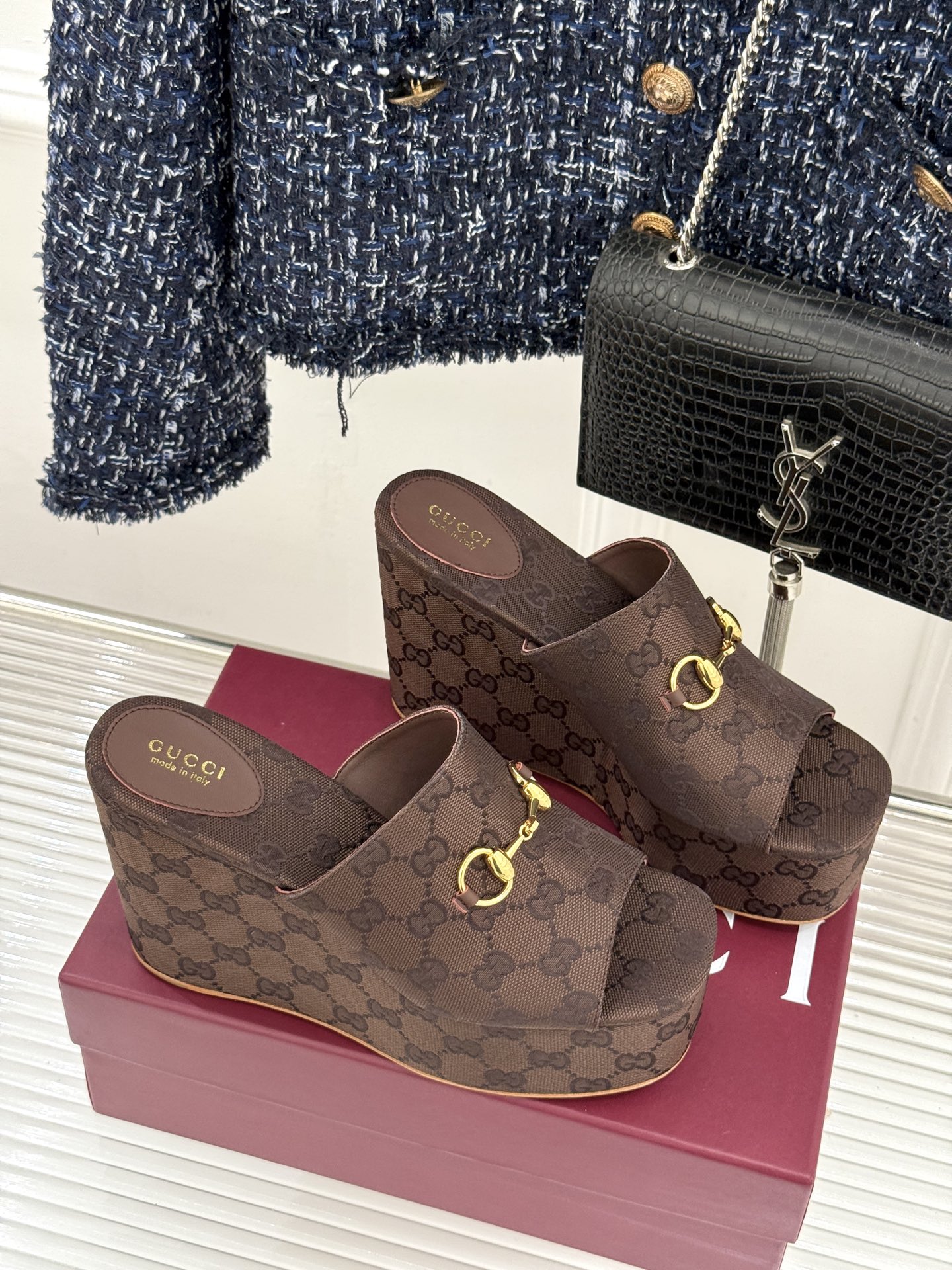 Gucci/古驰26WF新品马衔扣厚底坡跟鱼嘴拖鞋以马术基因碰撞夏日松弛感。标志性浅金马衔扣缀于鞋身复刻