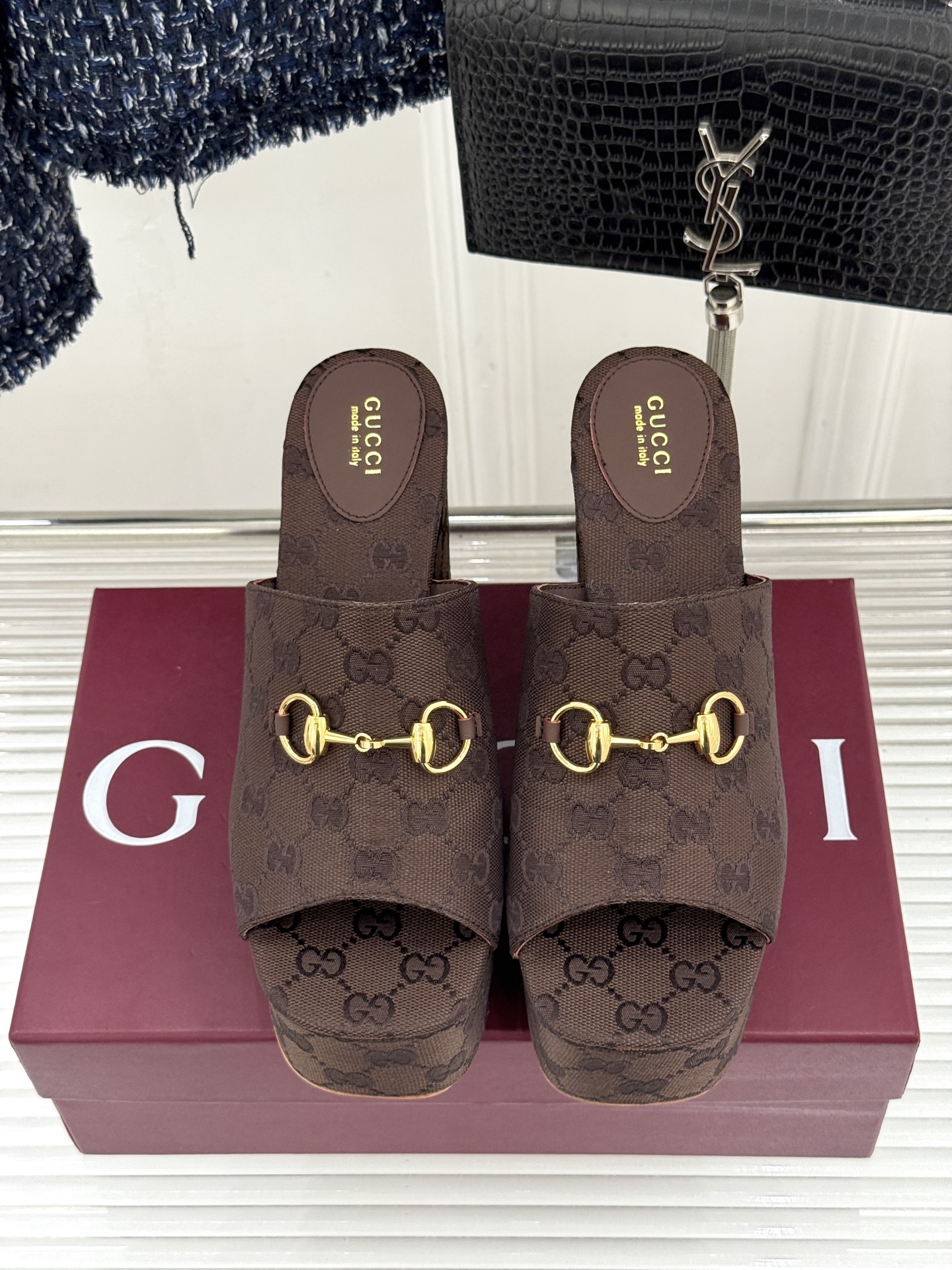 Gucci/古驰26WF新品马衔扣厚底坡跟鱼嘴拖鞋以马术基因碰撞夏日松弛感。标志性浅金马衔扣缀于鞋身复刻