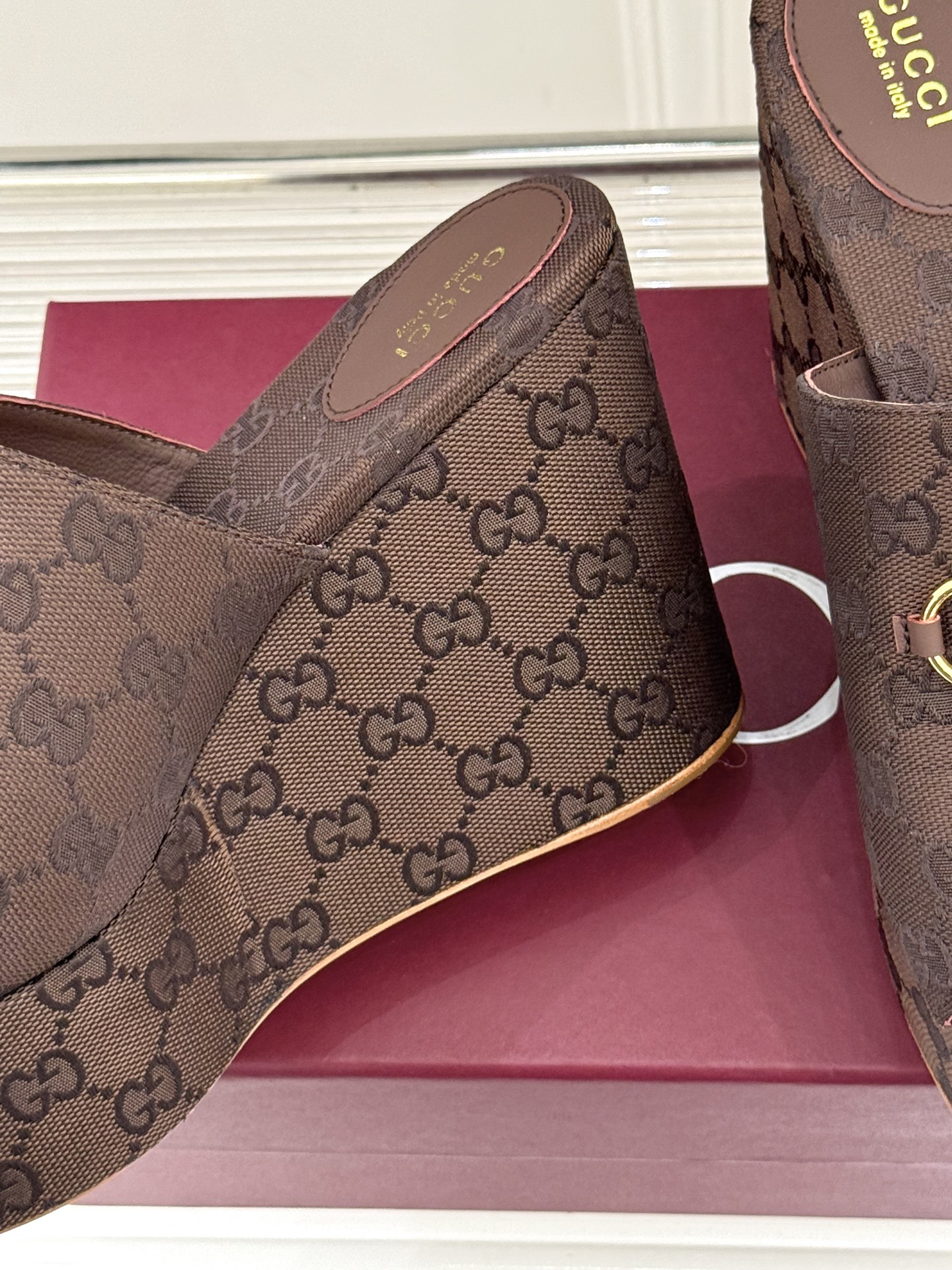 Gucci/古驰26WF新品马衔扣厚底坡跟鱼嘴拖鞋以马术基因碰撞夏日松弛感。标志性浅金马衔扣缀于鞋身复刻