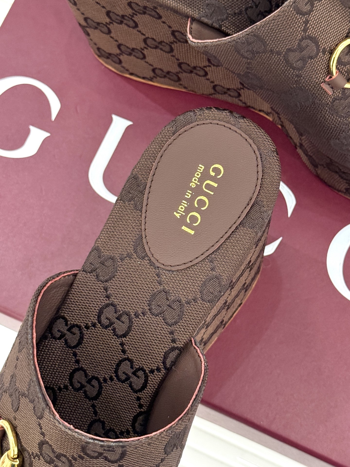 Gucci/古驰26WF新品马衔扣厚底坡跟鱼嘴拖鞋以马术基因碰撞夏日松弛感。标志性浅金马衔扣缀于鞋身复刻