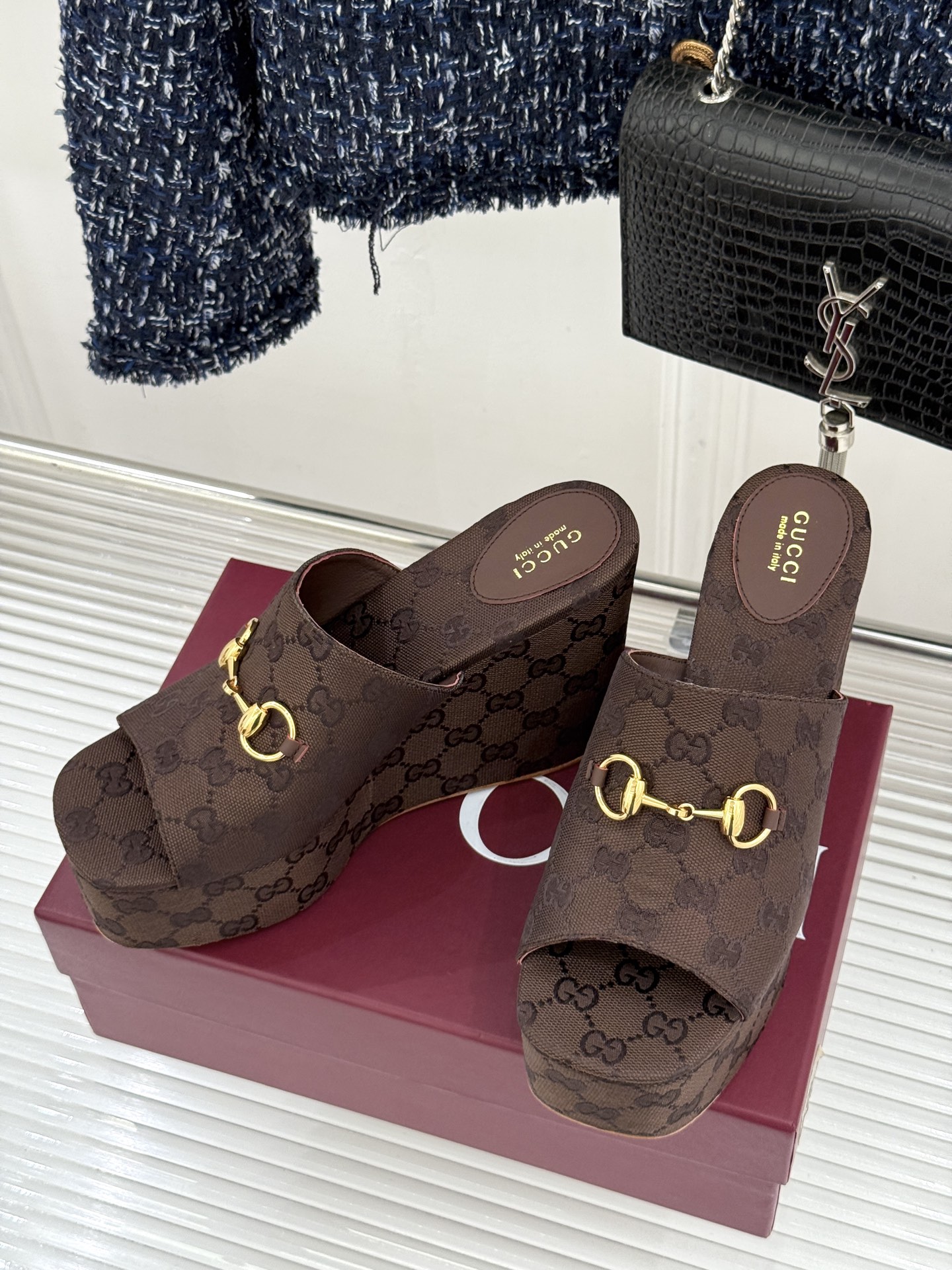 Gucci/古驰26WF新品马衔扣厚底坡跟鱼嘴拖鞋以马术基因碰撞夏日松弛感。标志性浅金马衔扣缀于鞋身复刻