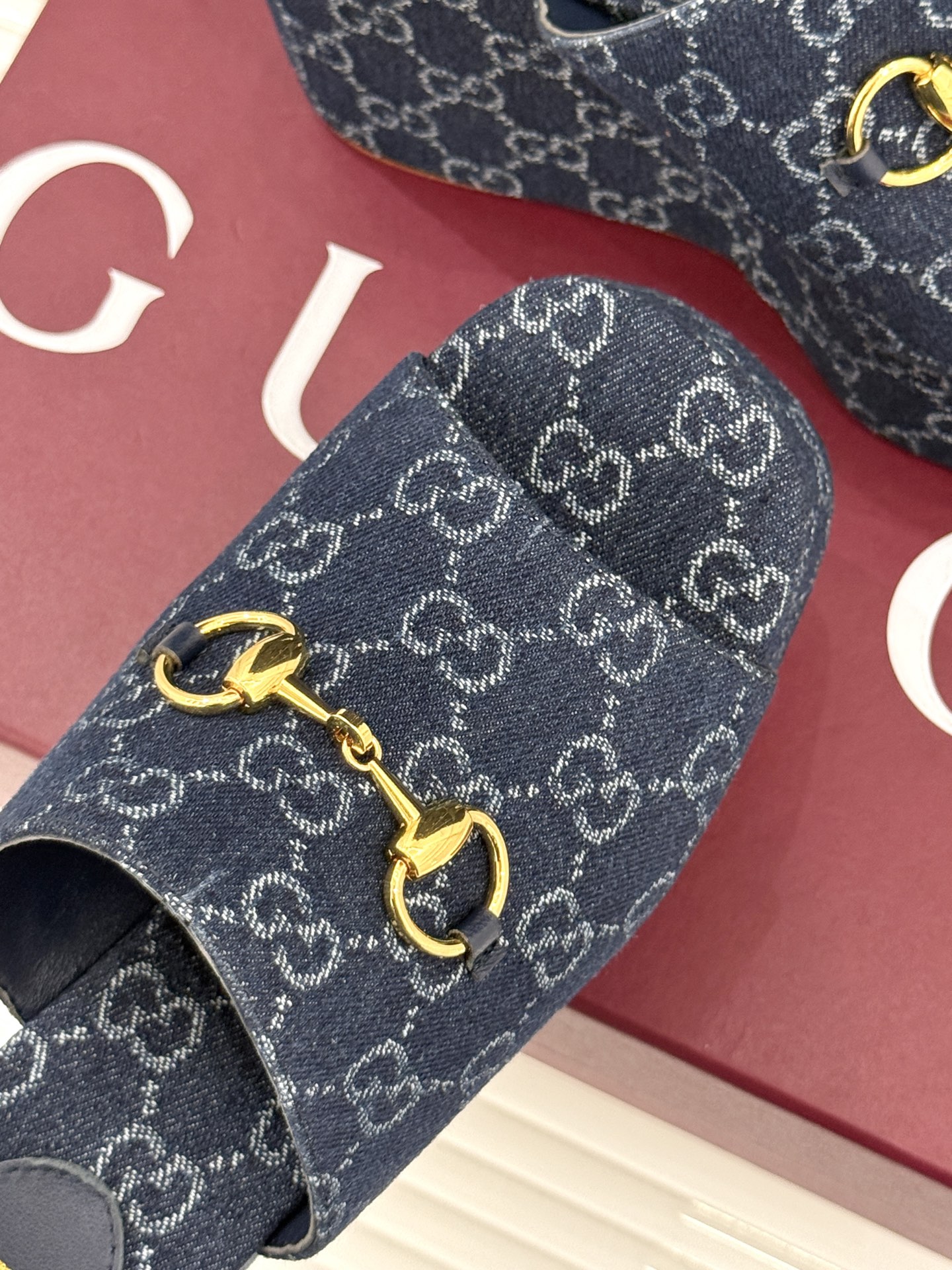 Gucci/古驰26WF新品马衔扣厚底坡跟鱼嘴拖鞋以马术基因碰撞夏日松弛感。标志性浅金马衔扣缀于鞋身复刻