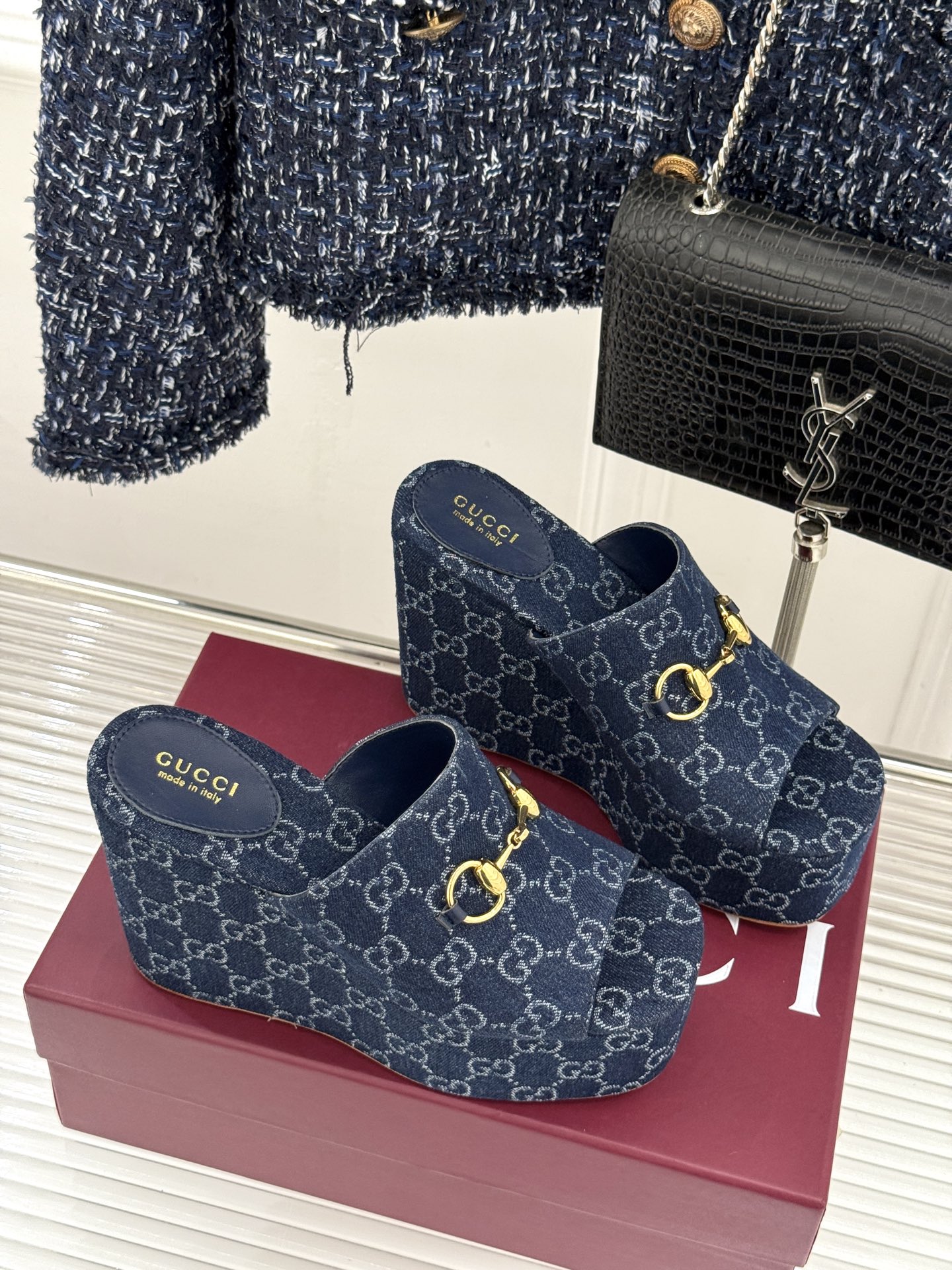 Gucci/古驰26WF新品马衔扣厚底坡跟鱼嘴拖鞋以马术基因碰撞夏日松弛感。标志性浅金马衔扣缀于鞋身复刻