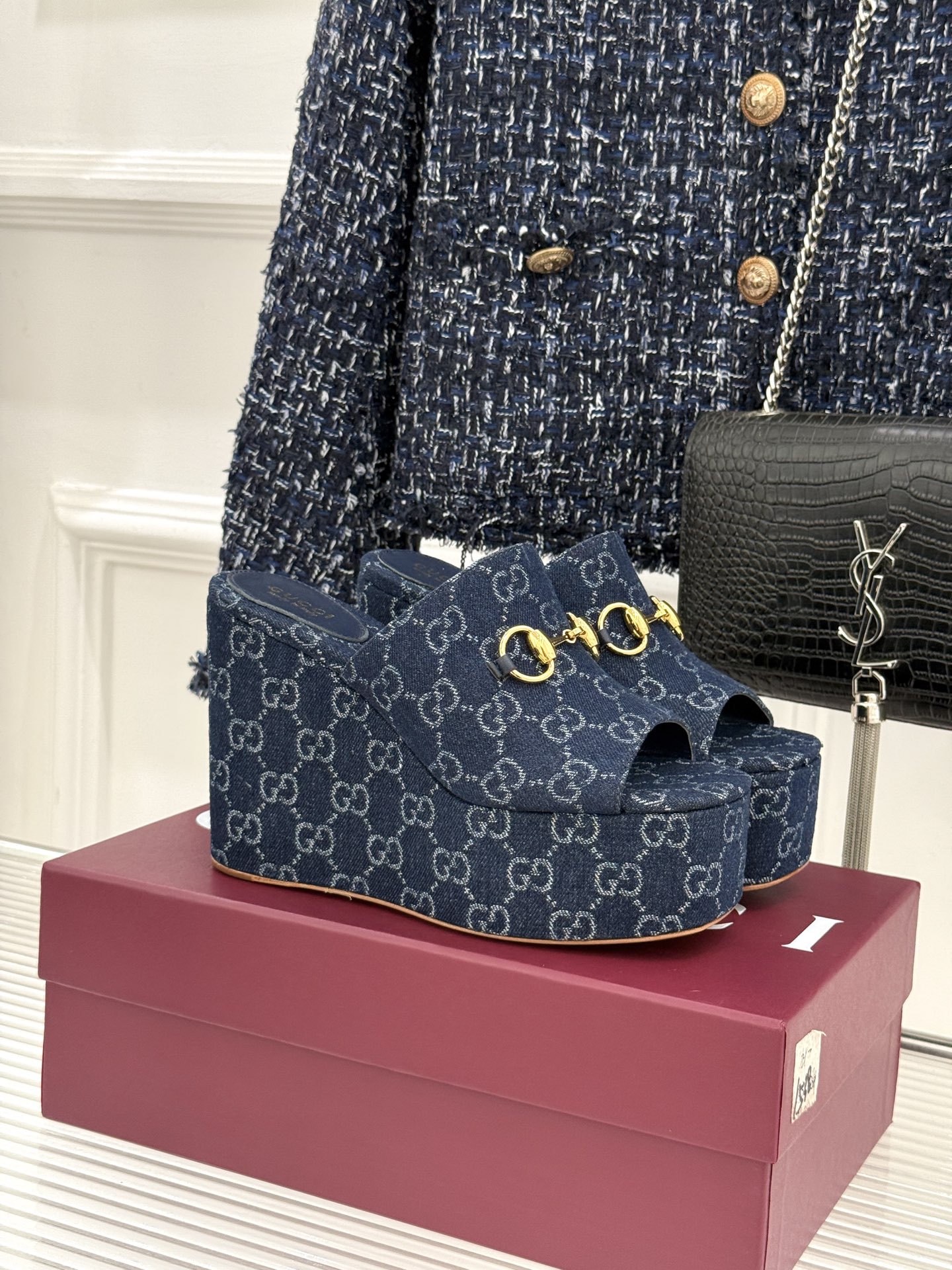 Gucci/古驰26WF新品马衔扣厚底坡跟鱼嘴拖鞋以马术基因碰撞夏日松弛感。标志性浅金马衔扣缀于鞋身复刻