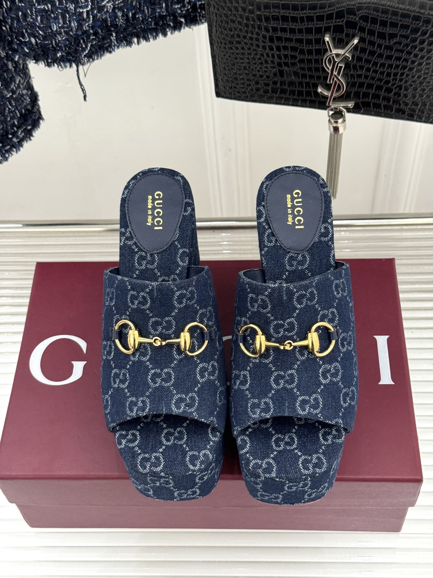 Gucci/古驰26WF新品马衔扣厚底坡跟鱼嘴拖鞋以马术基因碰撞夏日松弛感。标志性浅金马衔扣缀于鞋身复刻