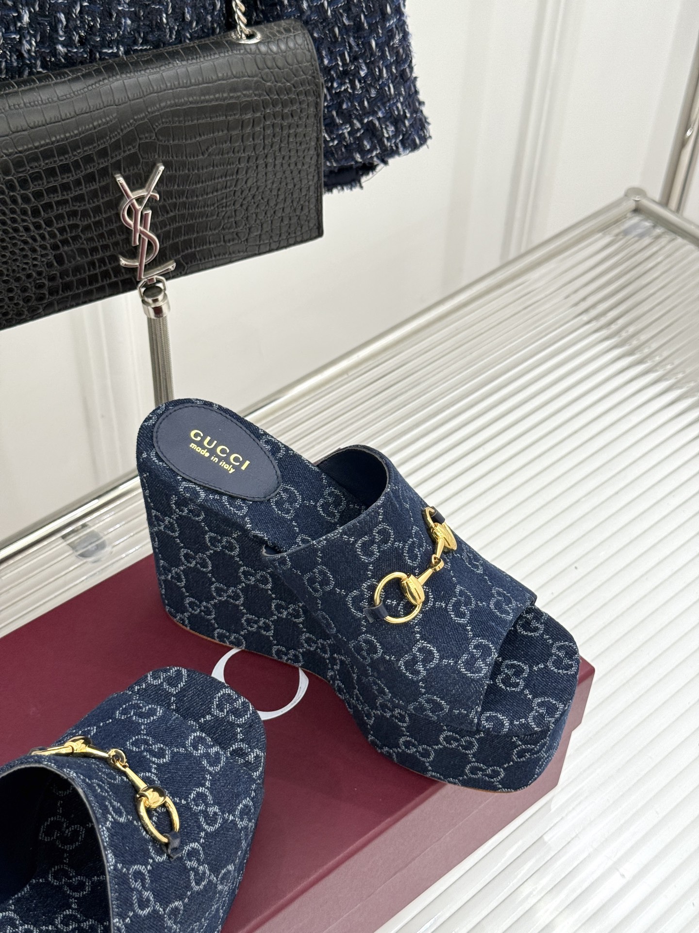 Gucci/古驰26WF新品马衔扣厚底坡跟鱼嘴拖鞋以马术基因碰撞夏日松弛感。标志性浅金马衔扣缀于鞋身复刻