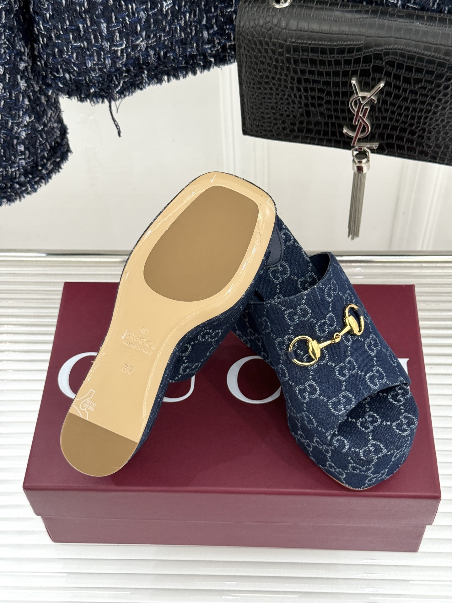 Gucci/古驰26WF新品马衔扣厚底坡跟鱼嘴拖鞋以马术基因碰撞夏日松弛感。标志性浅金马衔扣缀于鞋身复刻