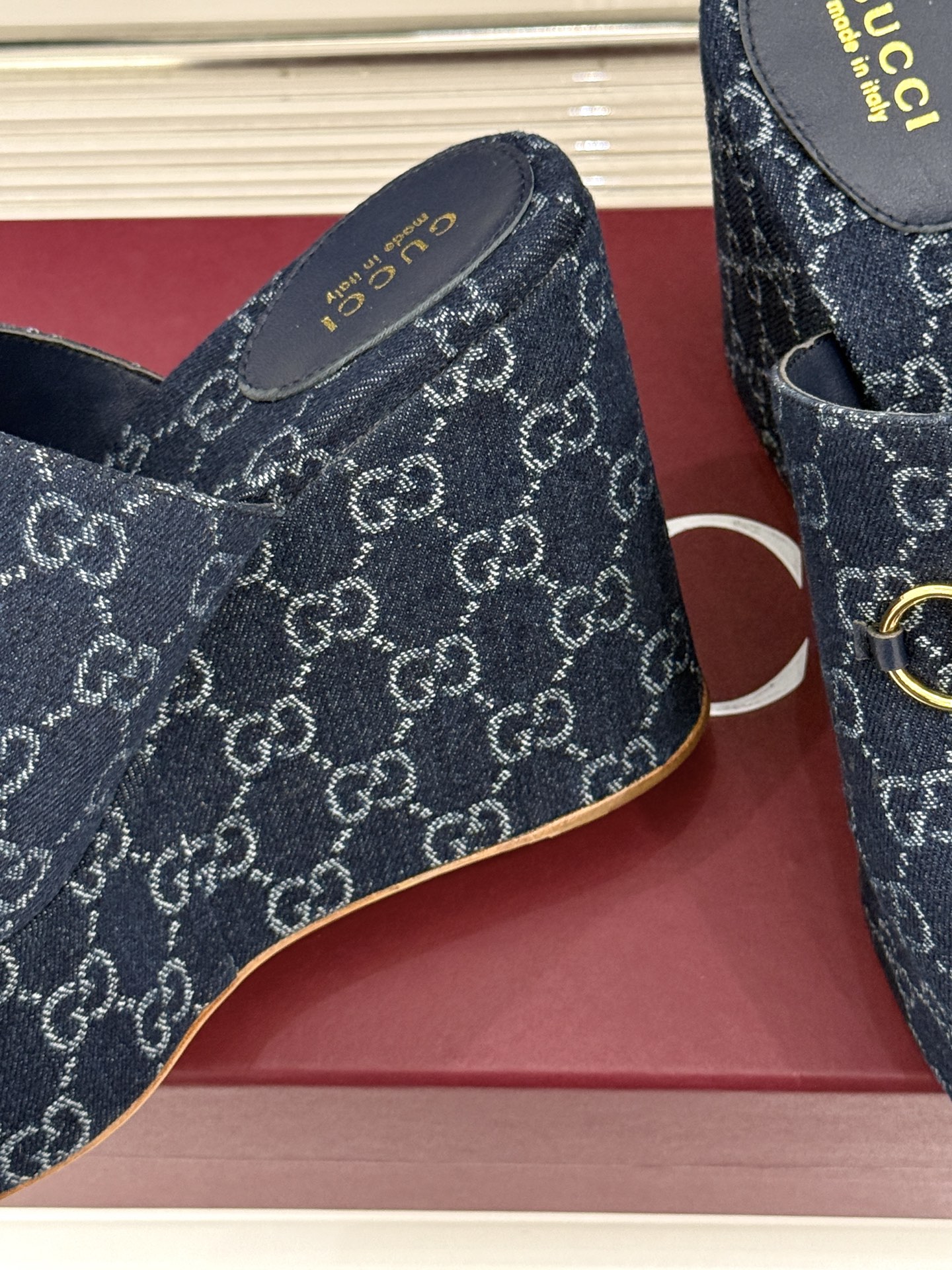 Gucci/古驰26WF新品马衔扣厚底坡跟鱼嘴拖鞋以马术基因碰撞夏日松弛感。标志性浅金马衔扣缀于鞋身复刻