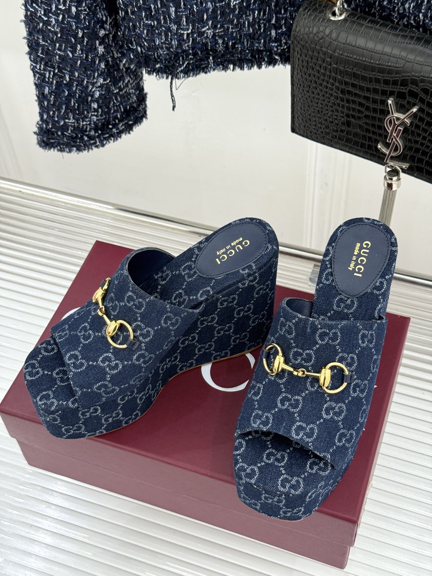 Gucci/古驰26WF新品马衔扣厚底坡跟鱼嘴拖鞋以马术基因碰撞夏日松弛感。标志性浅金马衔扣缀于鞋身复刻