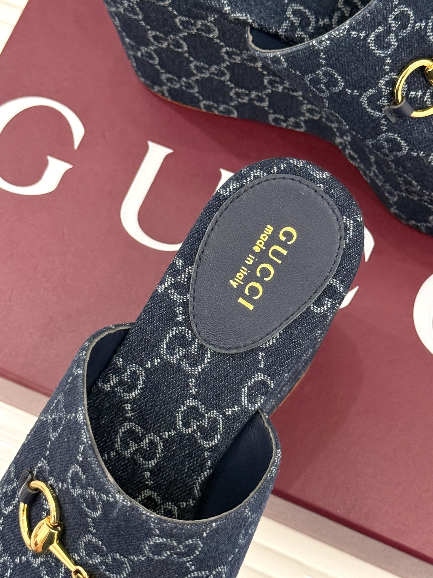 Gucci/古驰26WF新品马衔扣厚底坡跟鱼嘴拖鞋以马术基因碰撞夏日松弛感。标志性浅金马衔扣缀于鞋身复刻