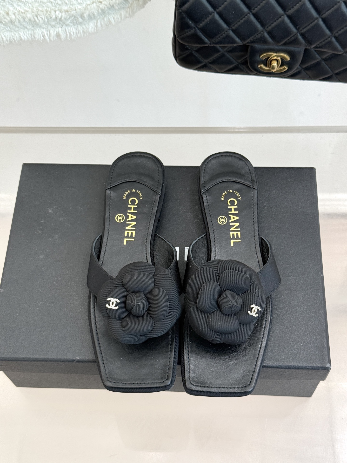 CHANE*｜小香 26P新品山茶花夹脚方头人字拖鞋将标志性山茶花元素注入慵懒步调让轻奢质感融入每一段自