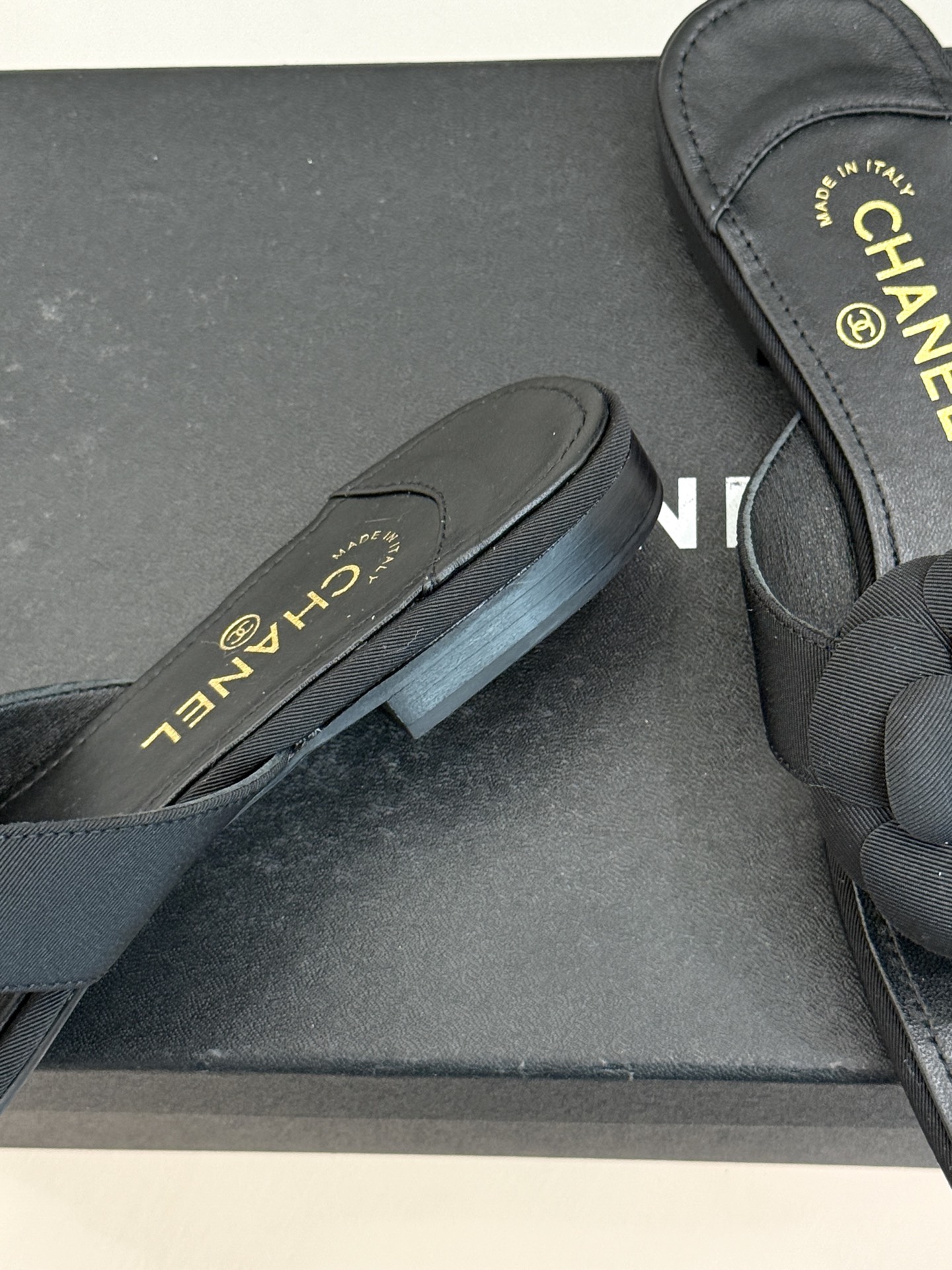 CHANE*｜小香 26P新品山茶花夹脚方头人字拖鞋将标志性山茶花元素注入慵懒步调让轻奢质感融入每一段自