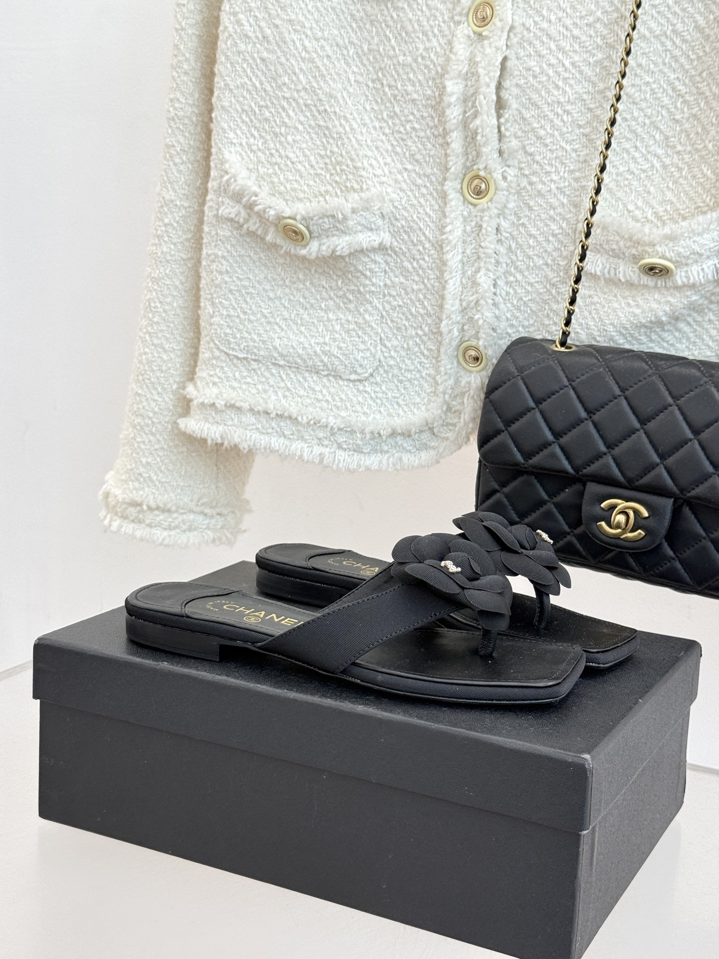 CHANE*｜小香 26P新品山茶花夹脚方头人字拖鞋将标志性山茶花元素注入慵懒步调让轻奢质感融入每一段自