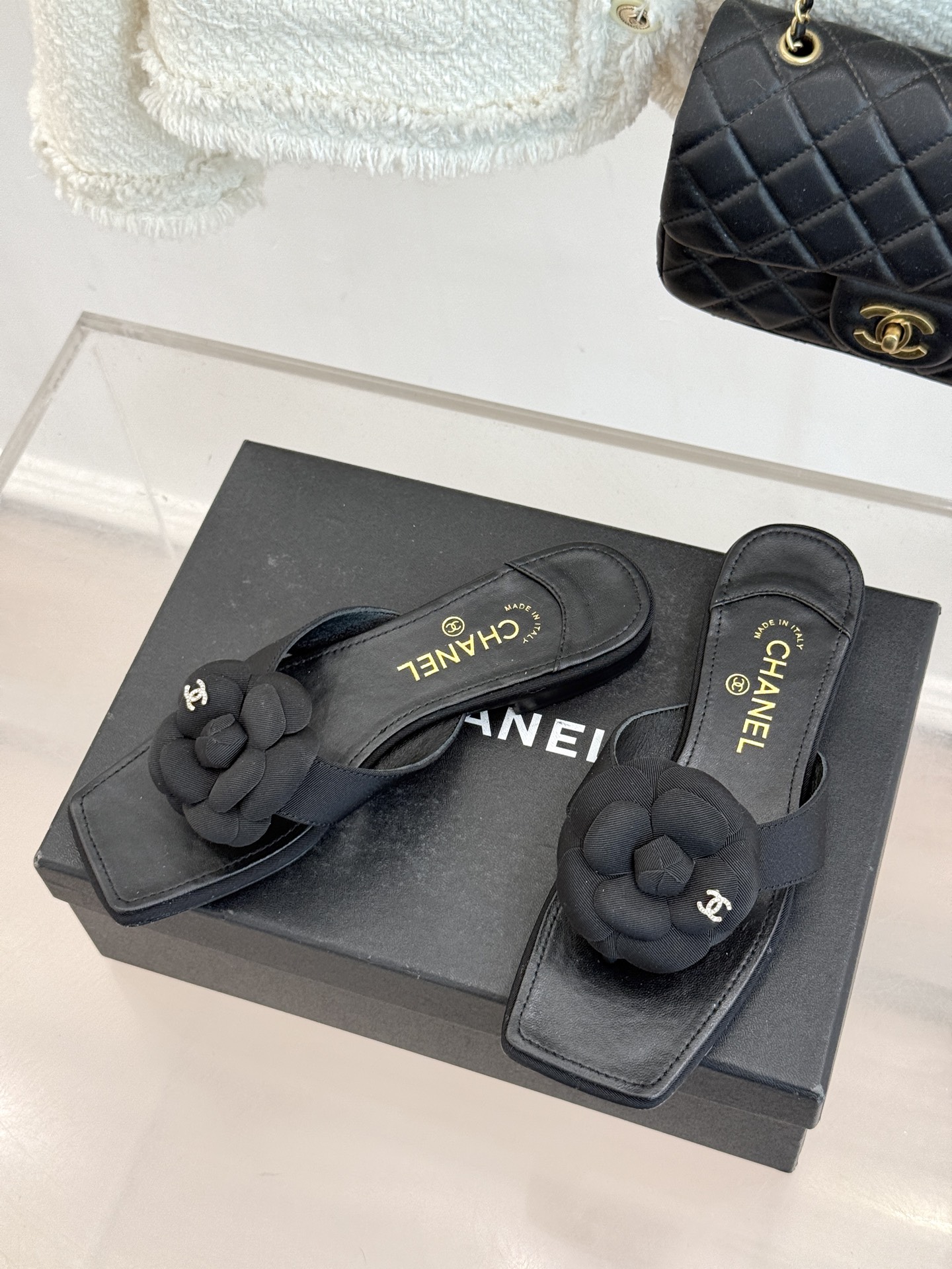 CHANE*｜小香 26P新品山茶花夹脚方头人字拖鞋将标志性山茶花元素注入慵懒步调让轻奢质感融入每一段自