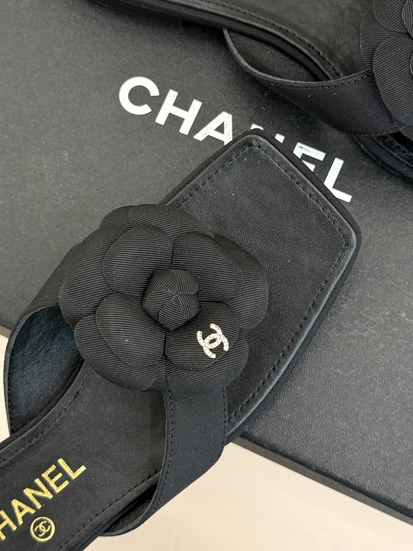 CHANE*｜小香 26P新品山茶花夹脚方头人字拖鞋将标志性山茶花元素注入慵懒步调让轻奢质感融入每一段自