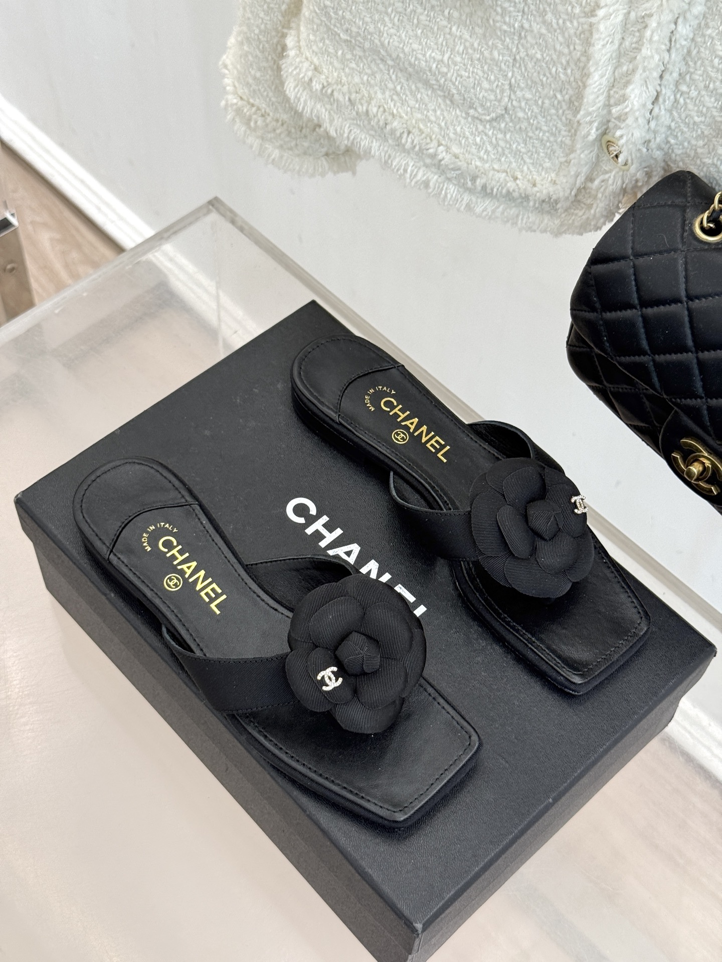 CHANE*｜小香 26P新品山茶花夹脚方头人字拖鞋将标志性山茶花元素注入慵懒步调让轻奢质感融入每一段自