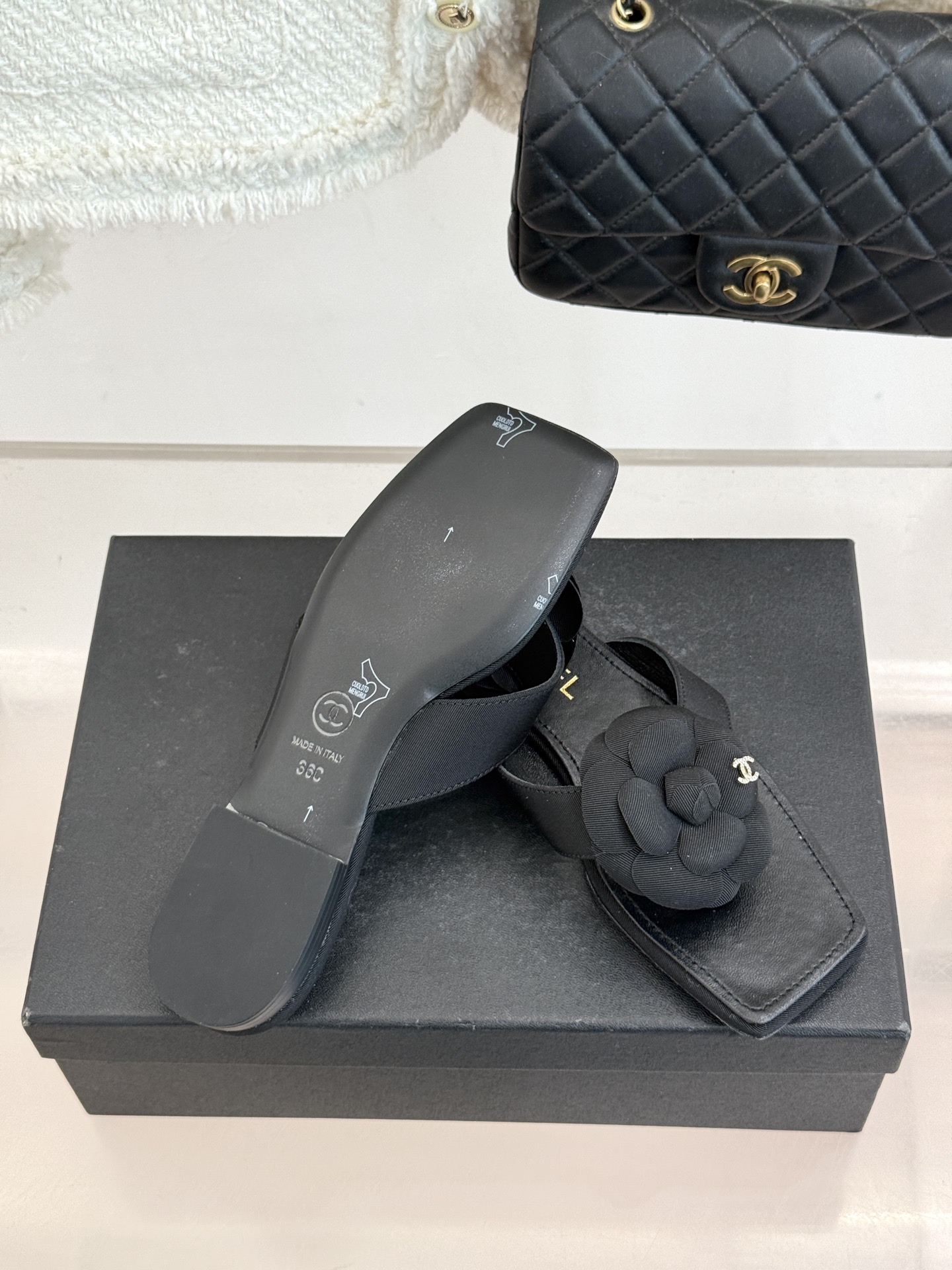 CHANE*｜小香 26P新品山茶花夹脚方头人字拖鞋将标志性山茶花元素注入慵懒步调让轻奢质感融入每一段自