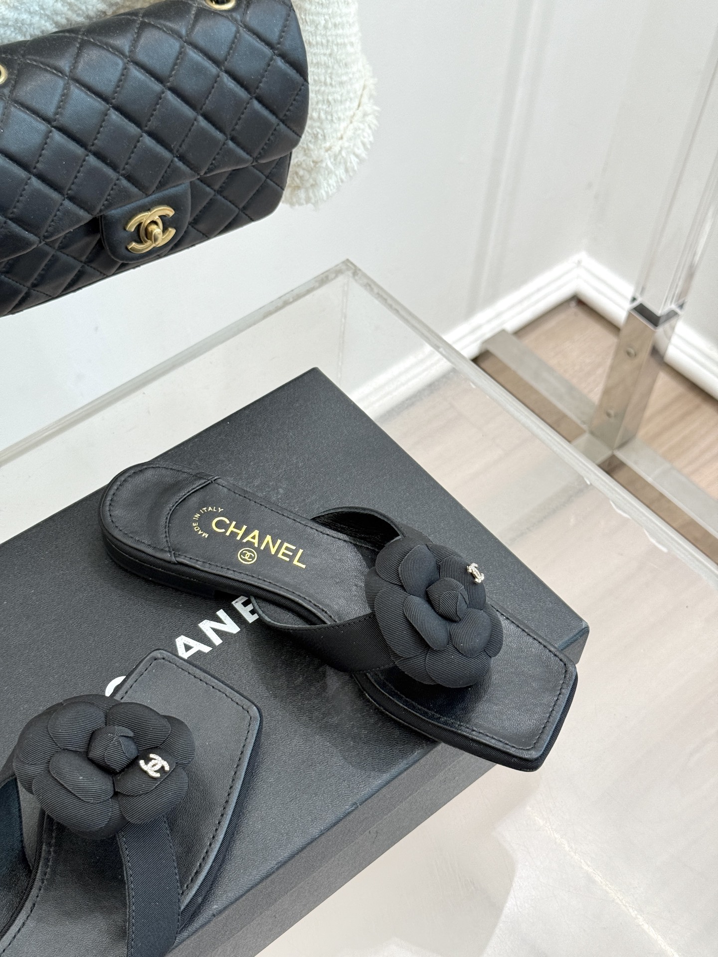 CHANE*｜小香 26P新品山茶花夹脚方头人字拖鞋将标志性山茶花元素注入慵懒步调让轻奢质感融入每一段自