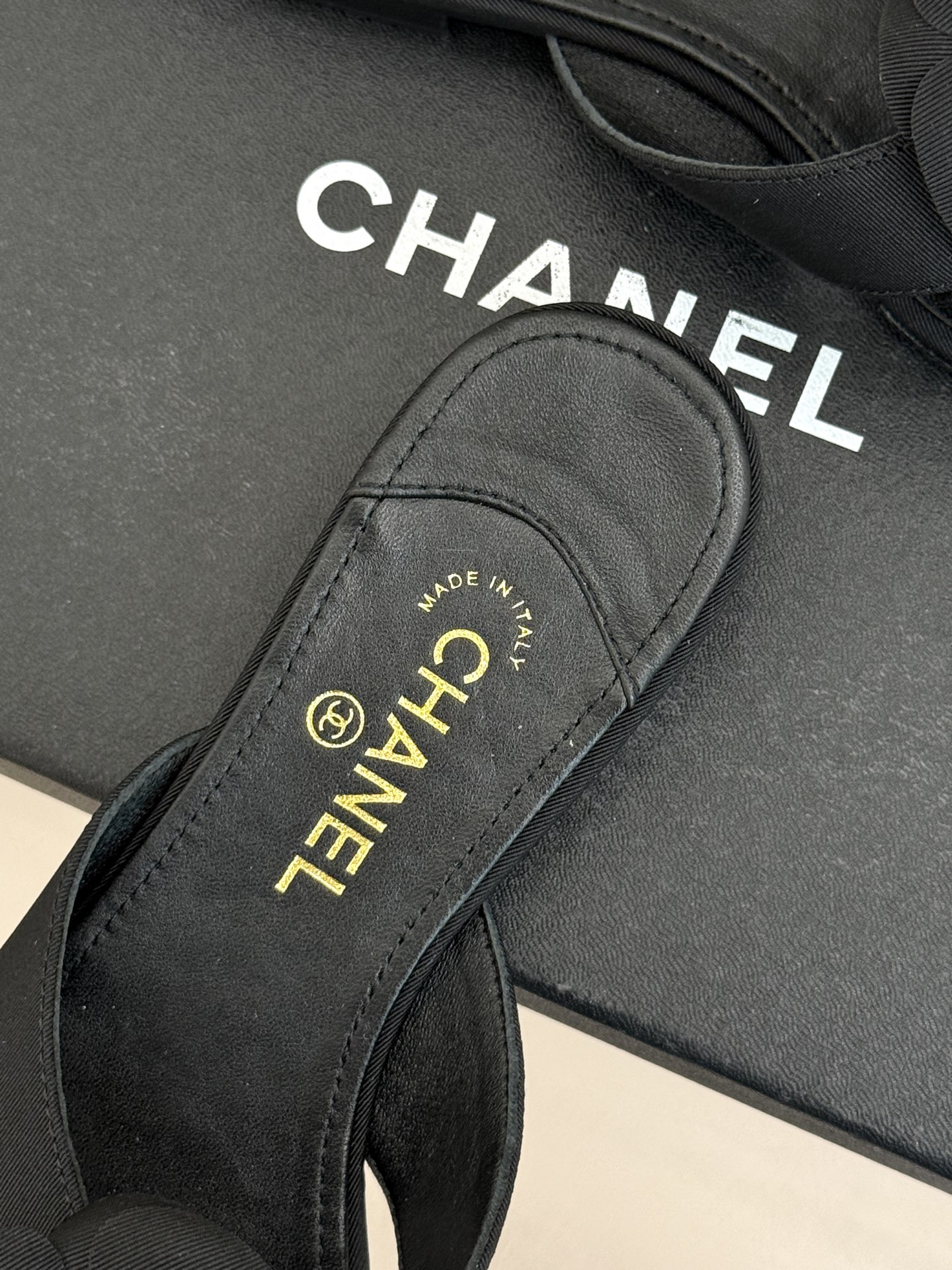 CHANE*｜小香 26P新品山茶花夹脚方头人字拖鞋将标志性山茶花元素注入慵懒步调让轻奢质感融入每一段自