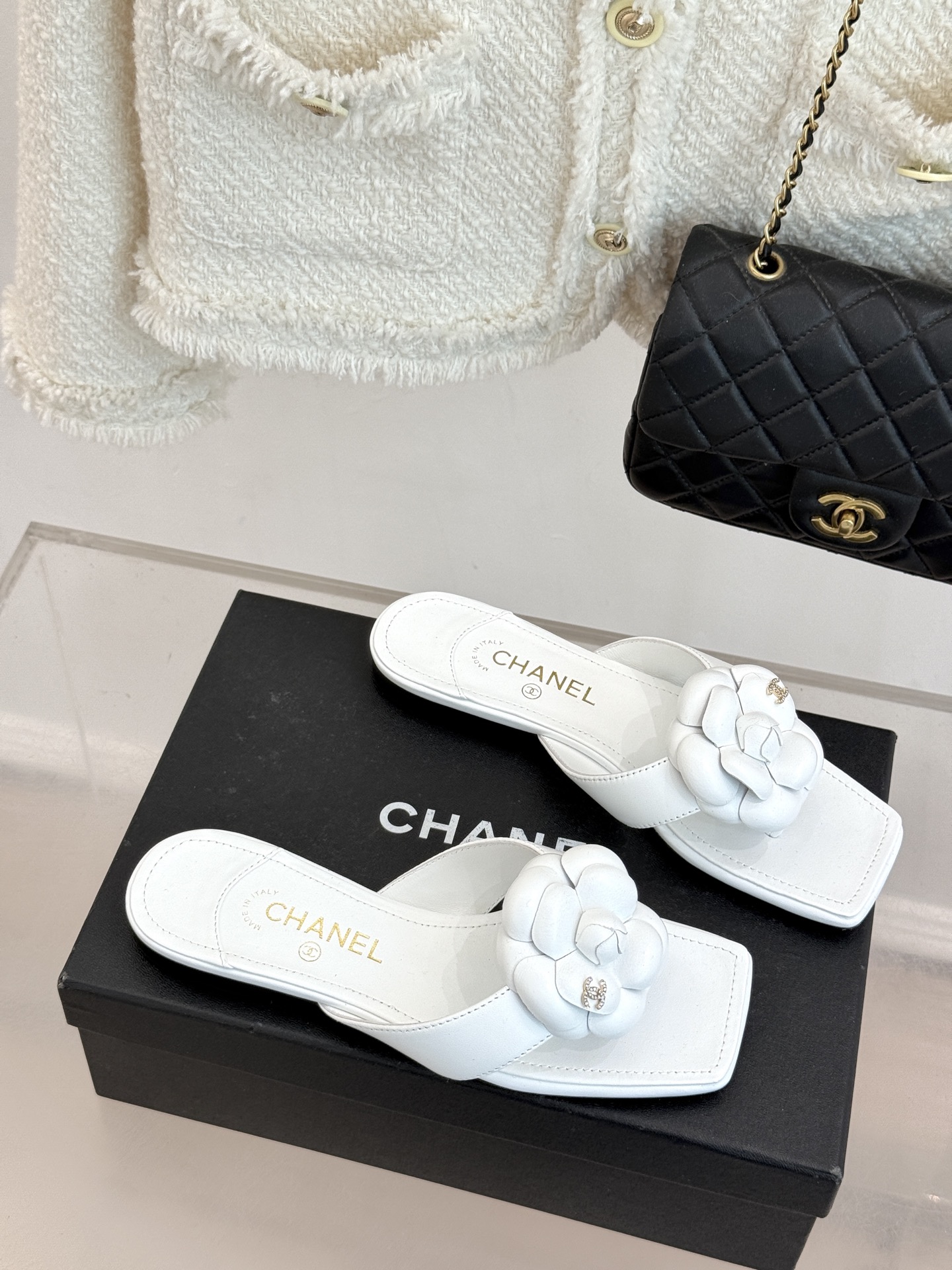 CHANE*｜小香 26P新品山茶花夹脚方头人字拖鞋将标志性山茶花元素注入慵懒步调让轻奢质感融入每一段自