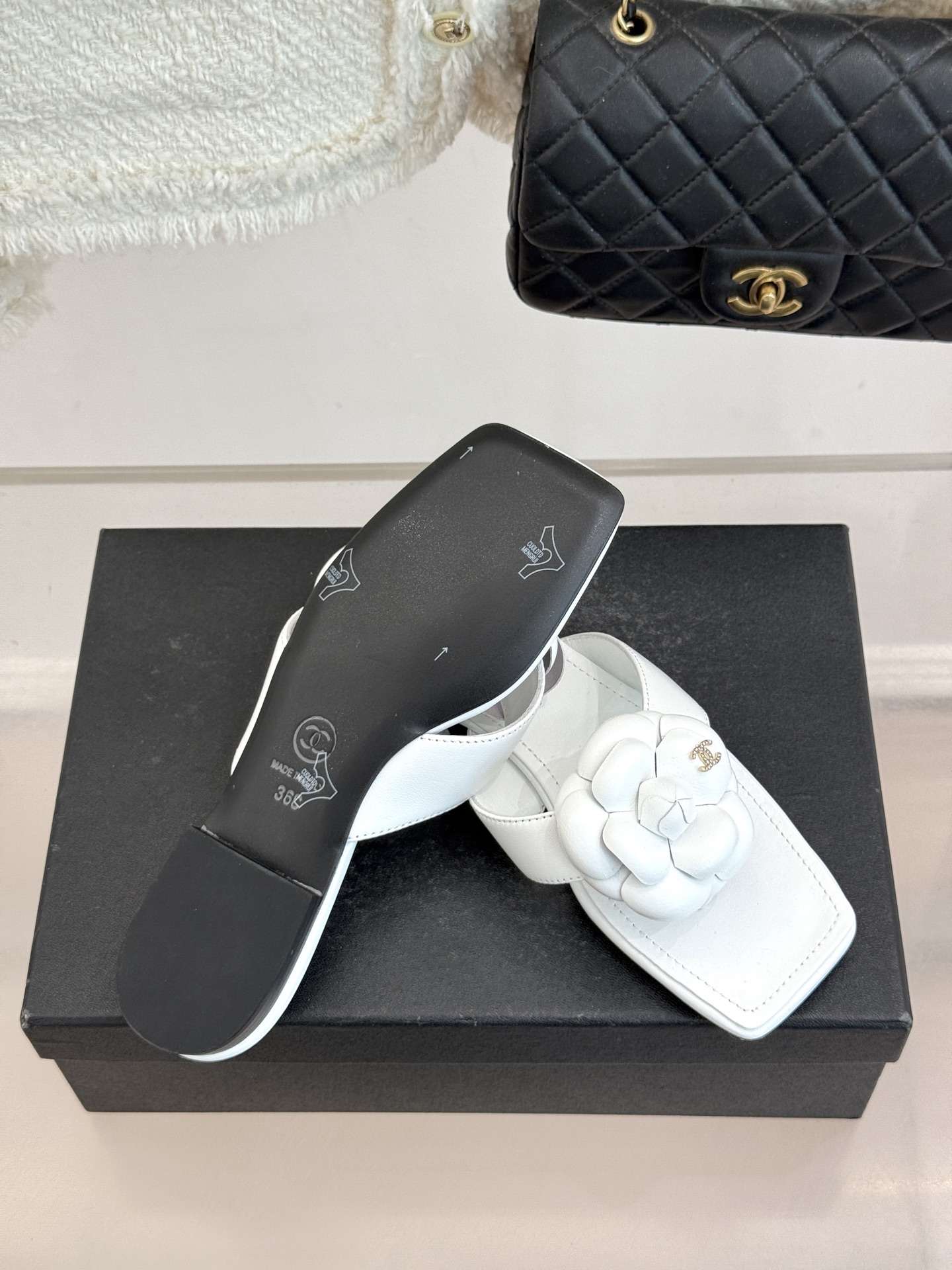 CHANE*｜小香 26P新品山茶花夹脚方头人字拖鞋将标志性山茶花元素注入慵懒步调让轻奢质感融入每一段自