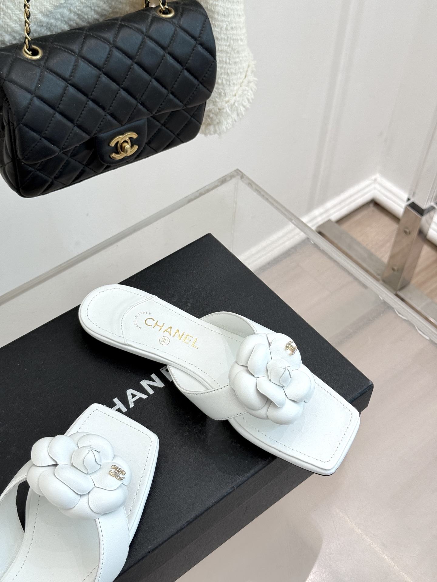 CHANE*｜小香 26P新品山茶花夹脚方头人字拖鞋将标志性山茶花元素注入慵懒步调让轻奢质感融入每一段自