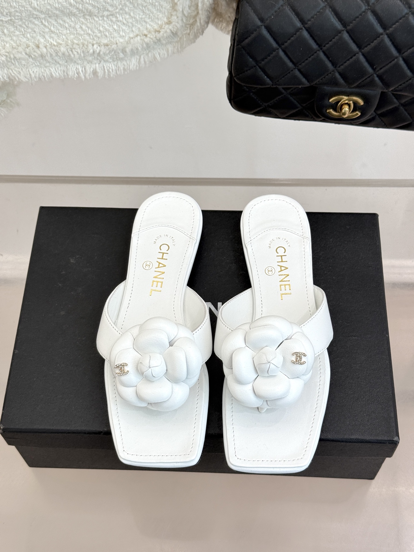 CHANE*｜小香 26P新品山茶花夹脚方头人字拖鞋将标志性山茶花元素注入慵懒步调让轻奢质感融入每一段自