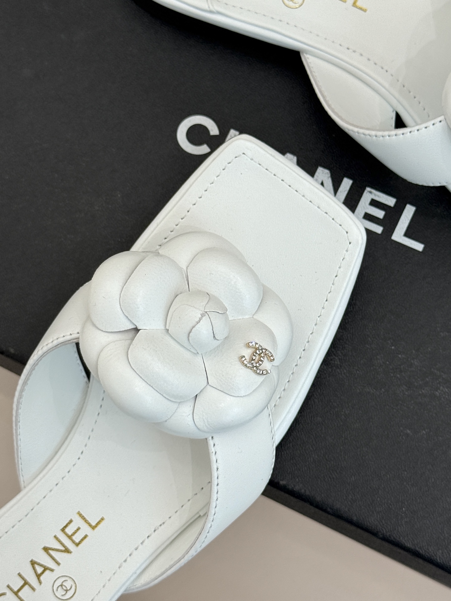 CHANE*｜小香 26P新品山茶花夹脚方头人字拖鞋将标志性山茶花元素注入慵懒步调让轻奢质感融入每一段自