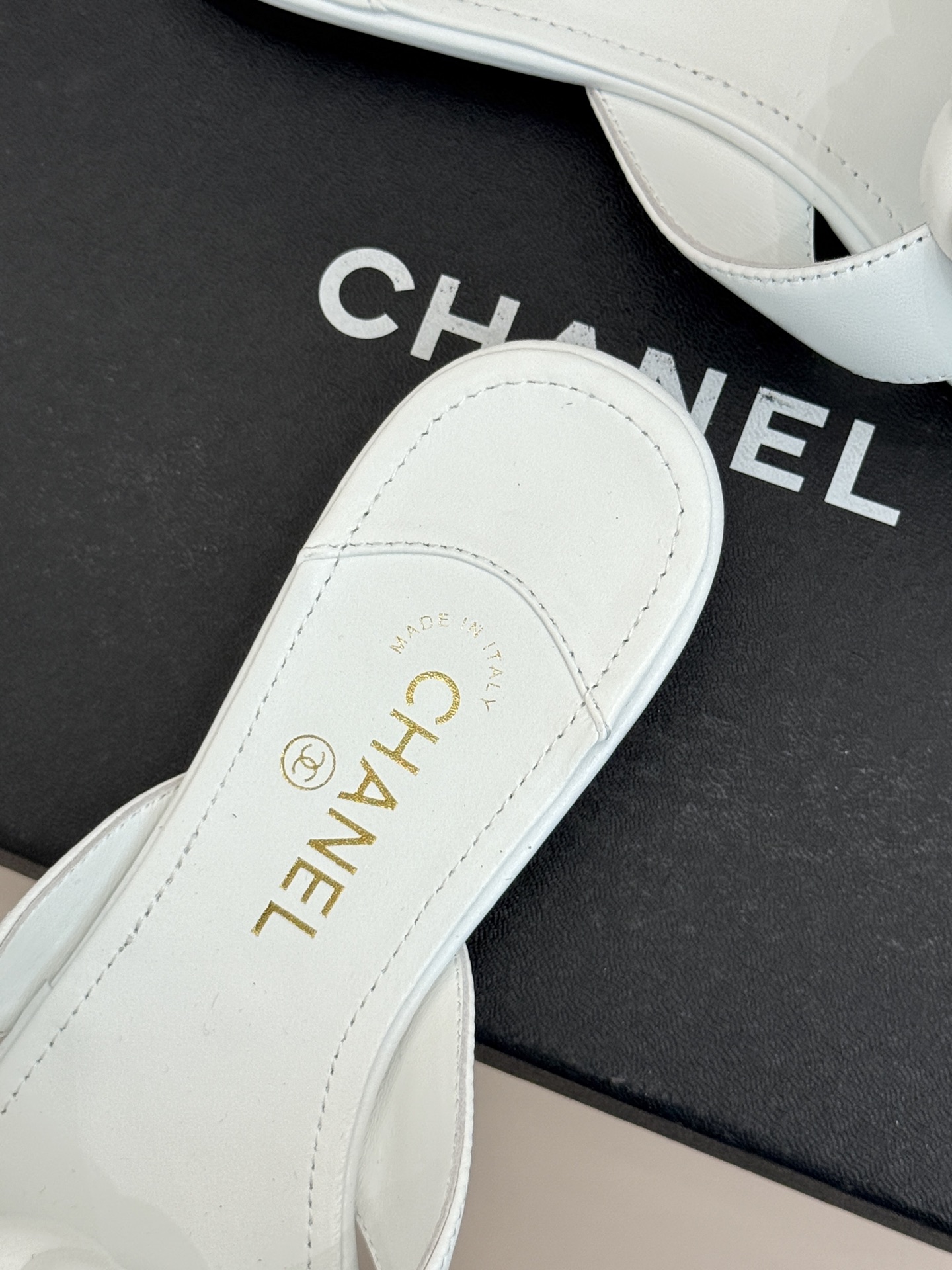 CHANE*｜小香 26P新品山茶花夹脚方头人字拖鞋将标志性山茶花元素注入慵懒步调让轻奢质感融入每一段自