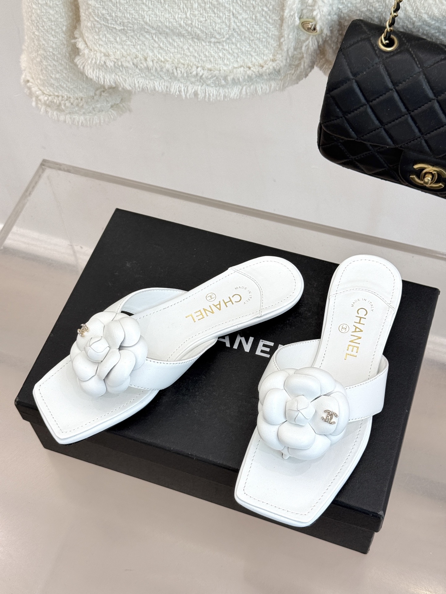 CHANE*｜小香 26P新品山茶花夹脚方头人字拖鞋将标志性山茶花元素注入慵懒步调让轻奢质感融入每一段自