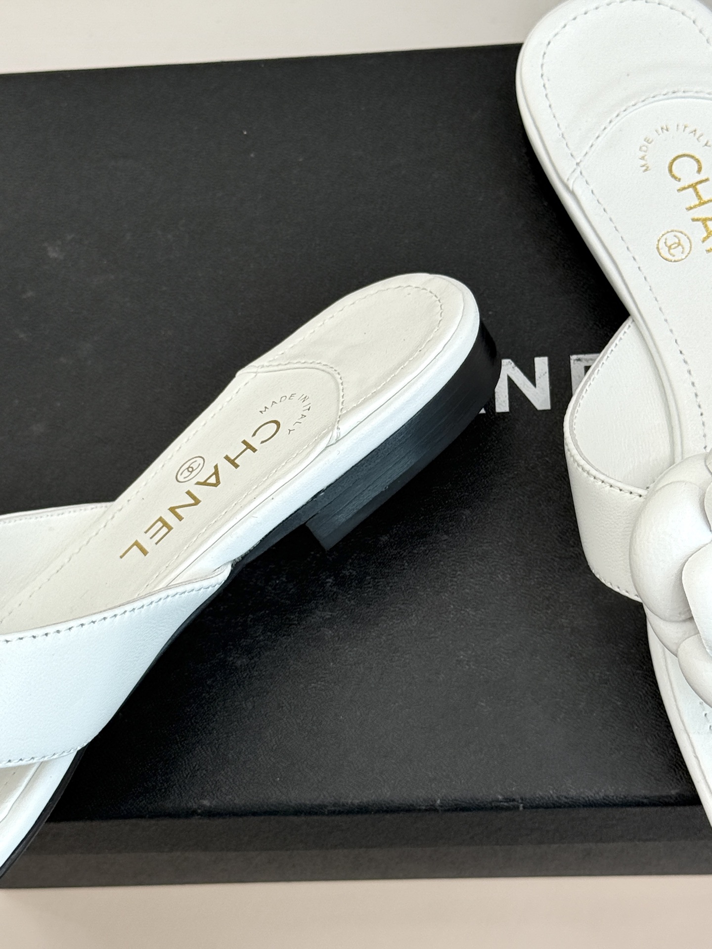 CHANE*｜小香 26P新品山茶花夹脚方头人字拖鞋将标志性山茶花元素注入慵懒步调让轻奢质感融入每一段自