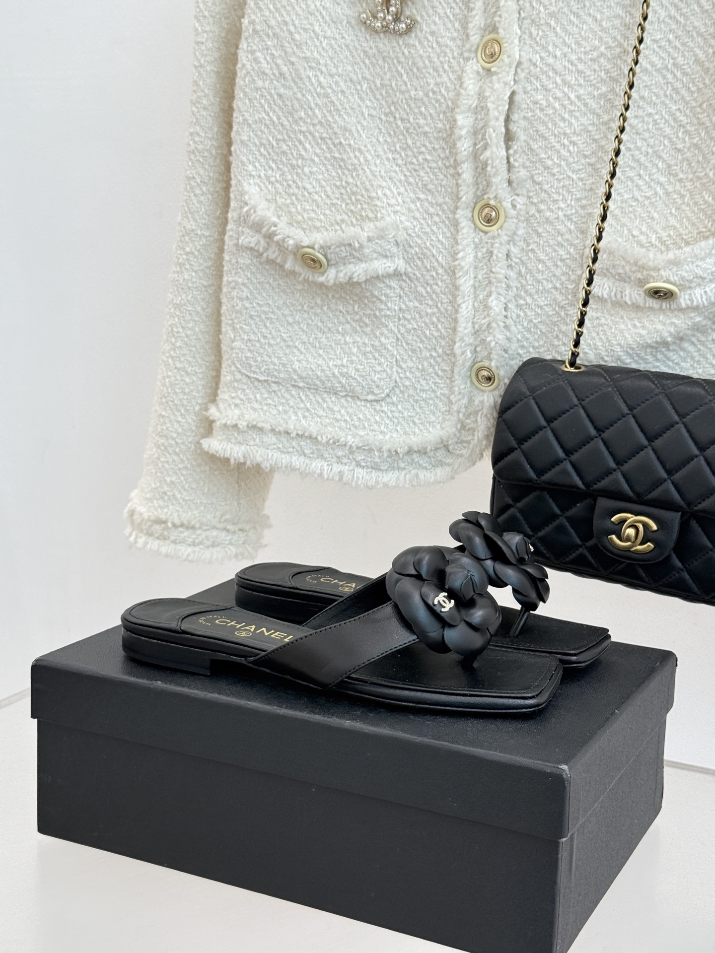 CHANE*｜小香 26P新品山茶花夹脚方头人字拖鞋将标志性山茶花元素注入慵懒步调让轻奢质感融入每一段自